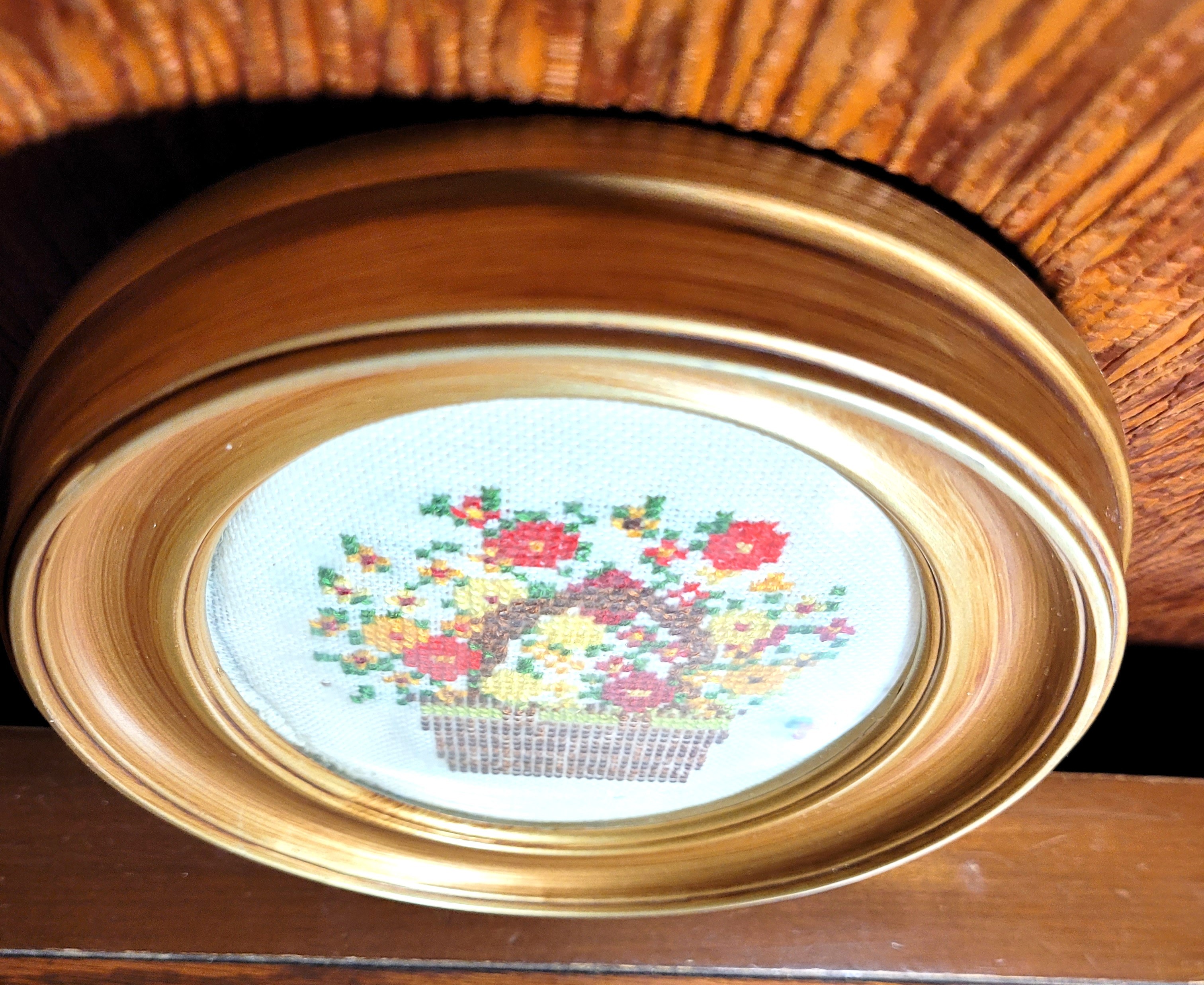 1978 Casita Cathy Needlecraft Framed Floral Needlepoint Oval - photo 3