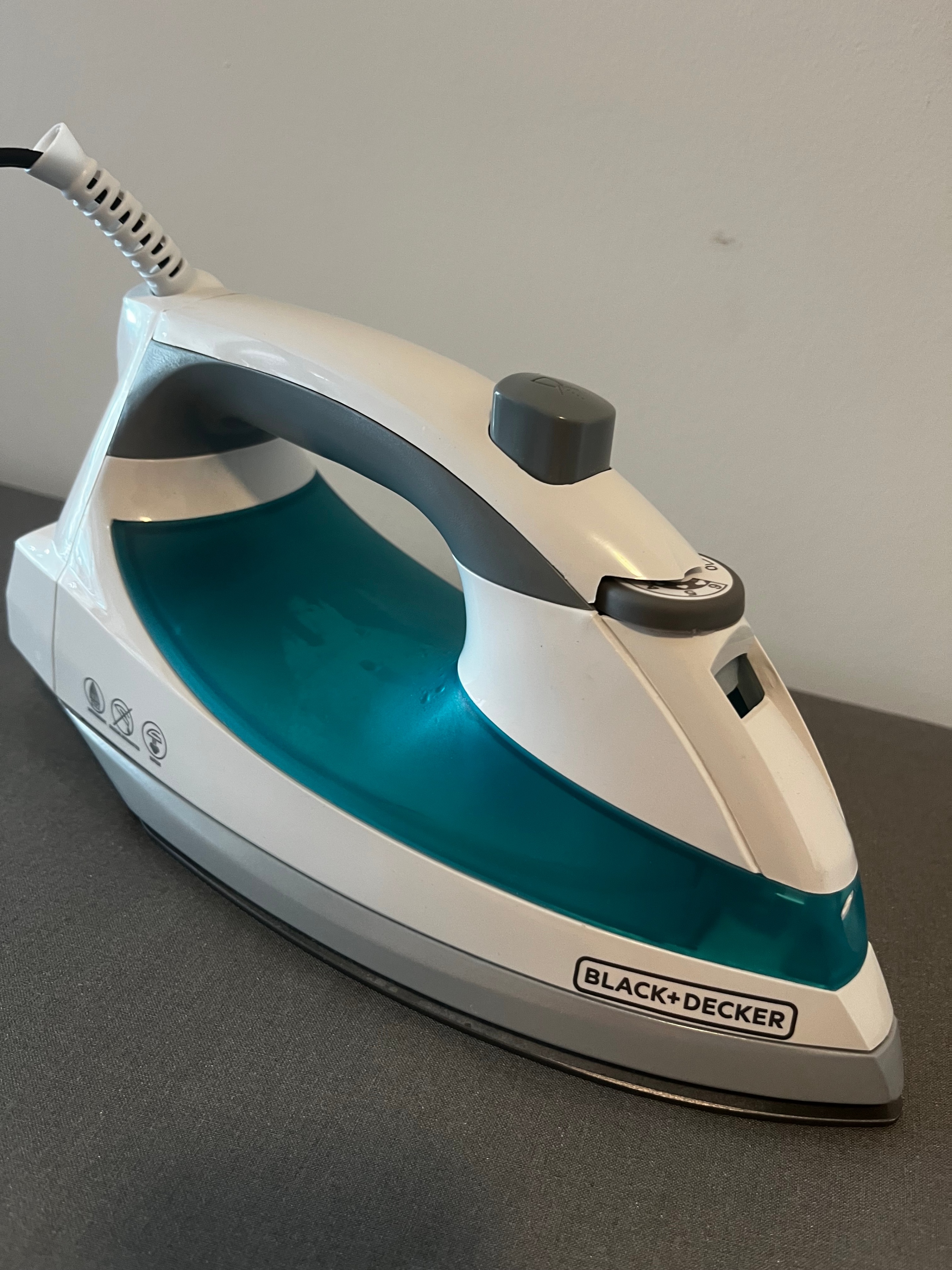 Steam Iron & Folding Ironing Board - photo 4