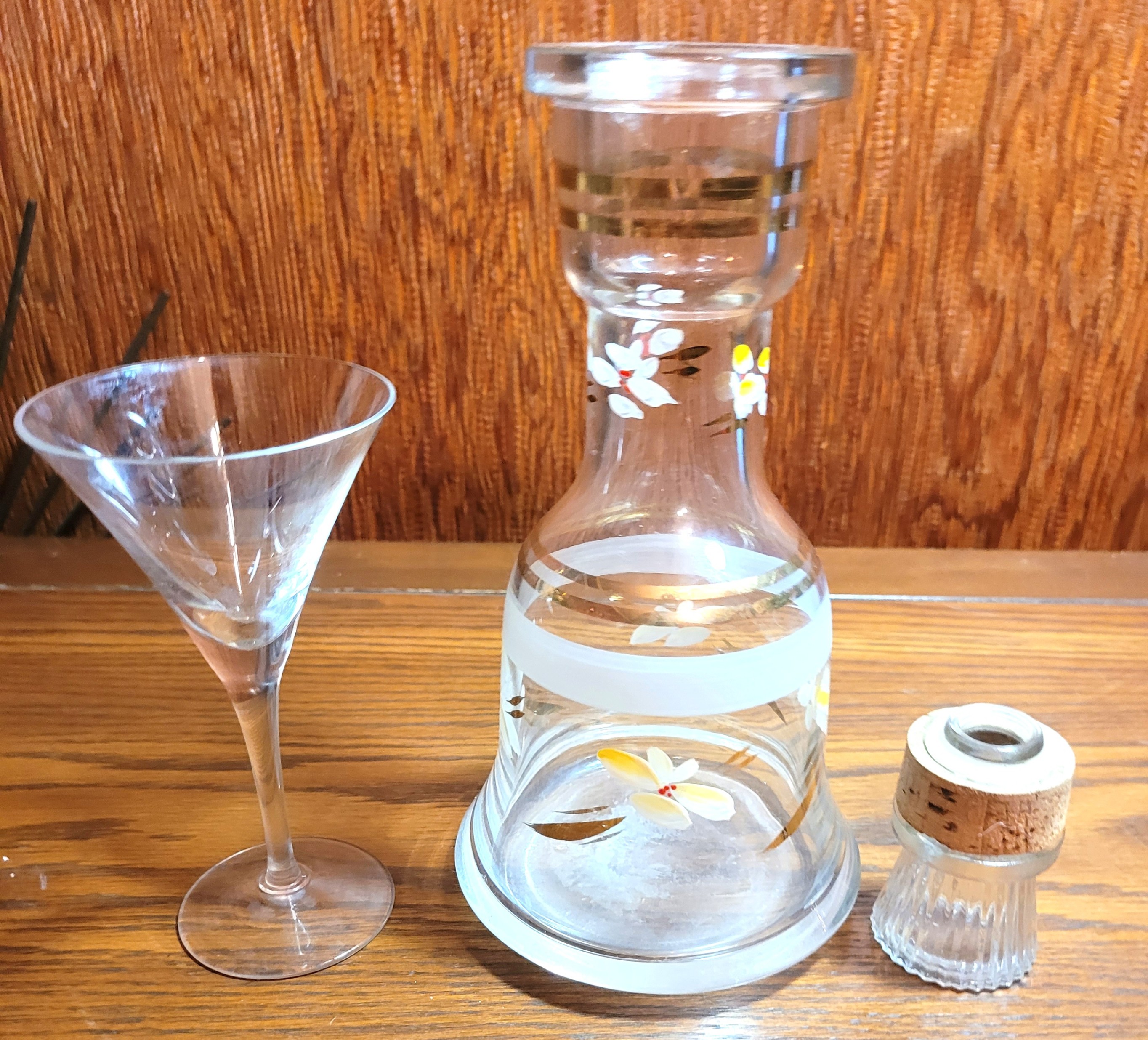 Circa 1960 Hand Painted Floral Glass Decanter 3 Cocktail Glasses - photo 3