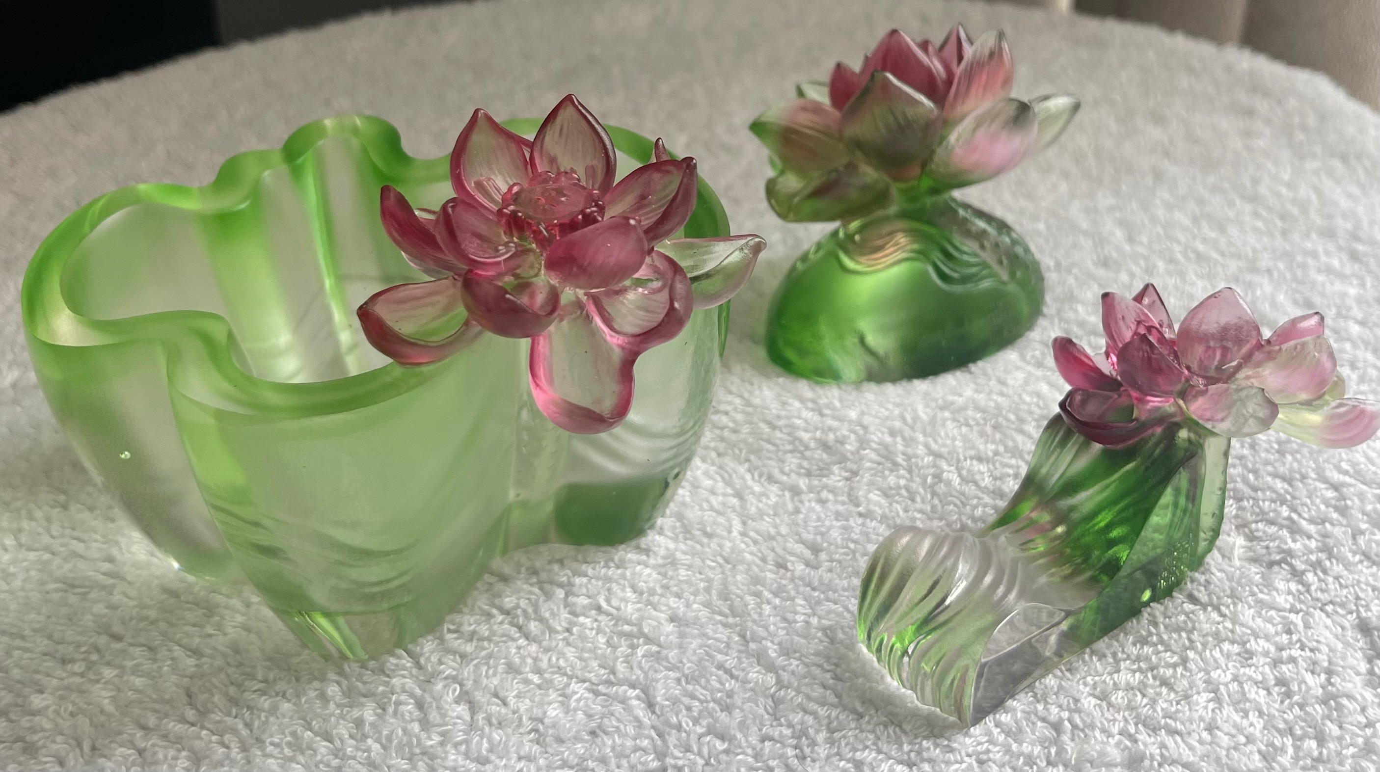 New in Box Tsian Yu "Liuli" Crystal Art Glass Lotus Set - photo 3
