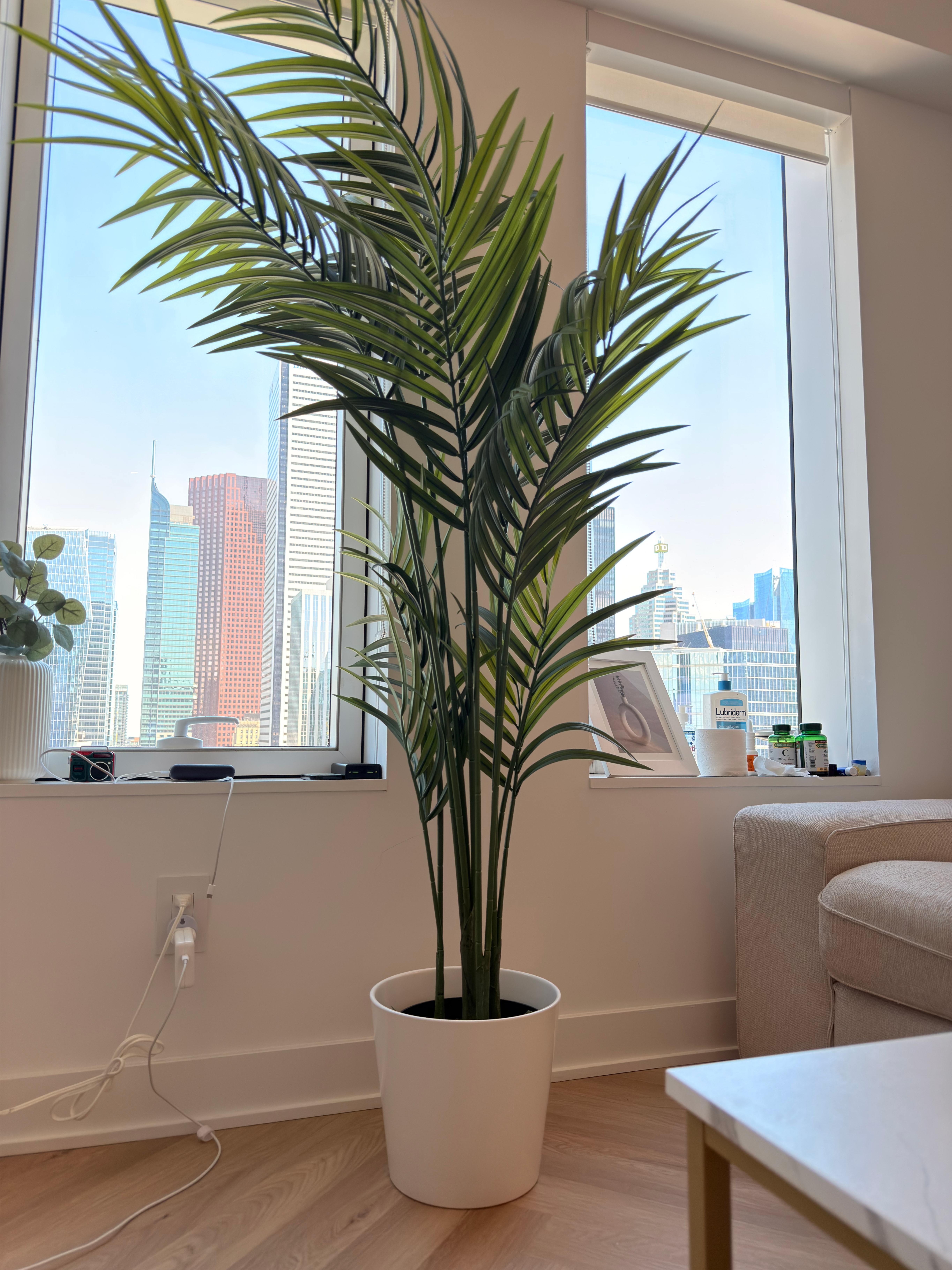 🌴 Large Artificial Kentia Palm with White Pot – Like New