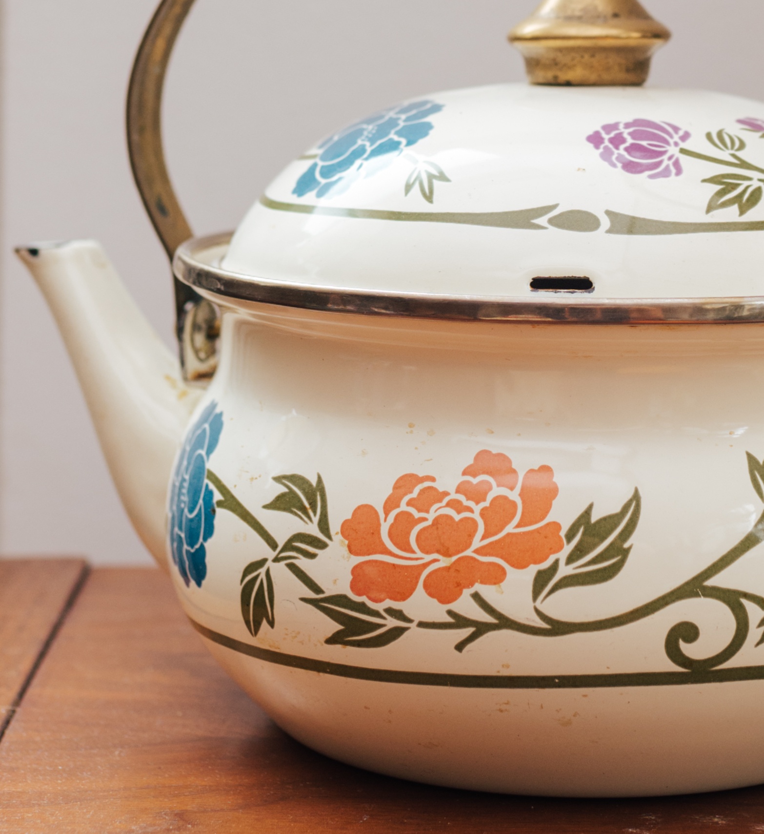 70s Farmhouse Floral Enamel Tea Kettle - photo 2