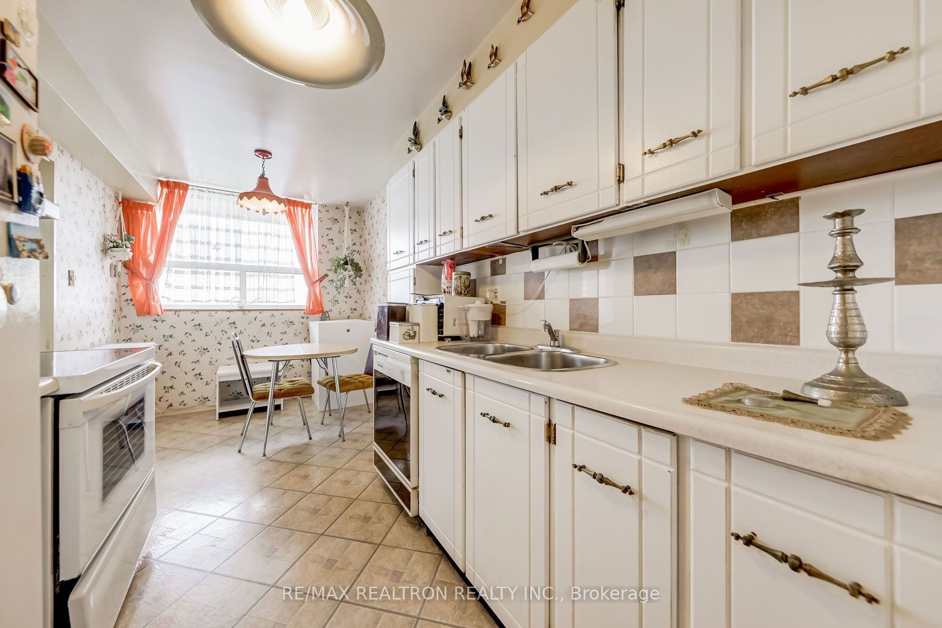 3 Rooms for Rent — Steps to Kennedy Subway | All Utilities, WiFi - photo 4