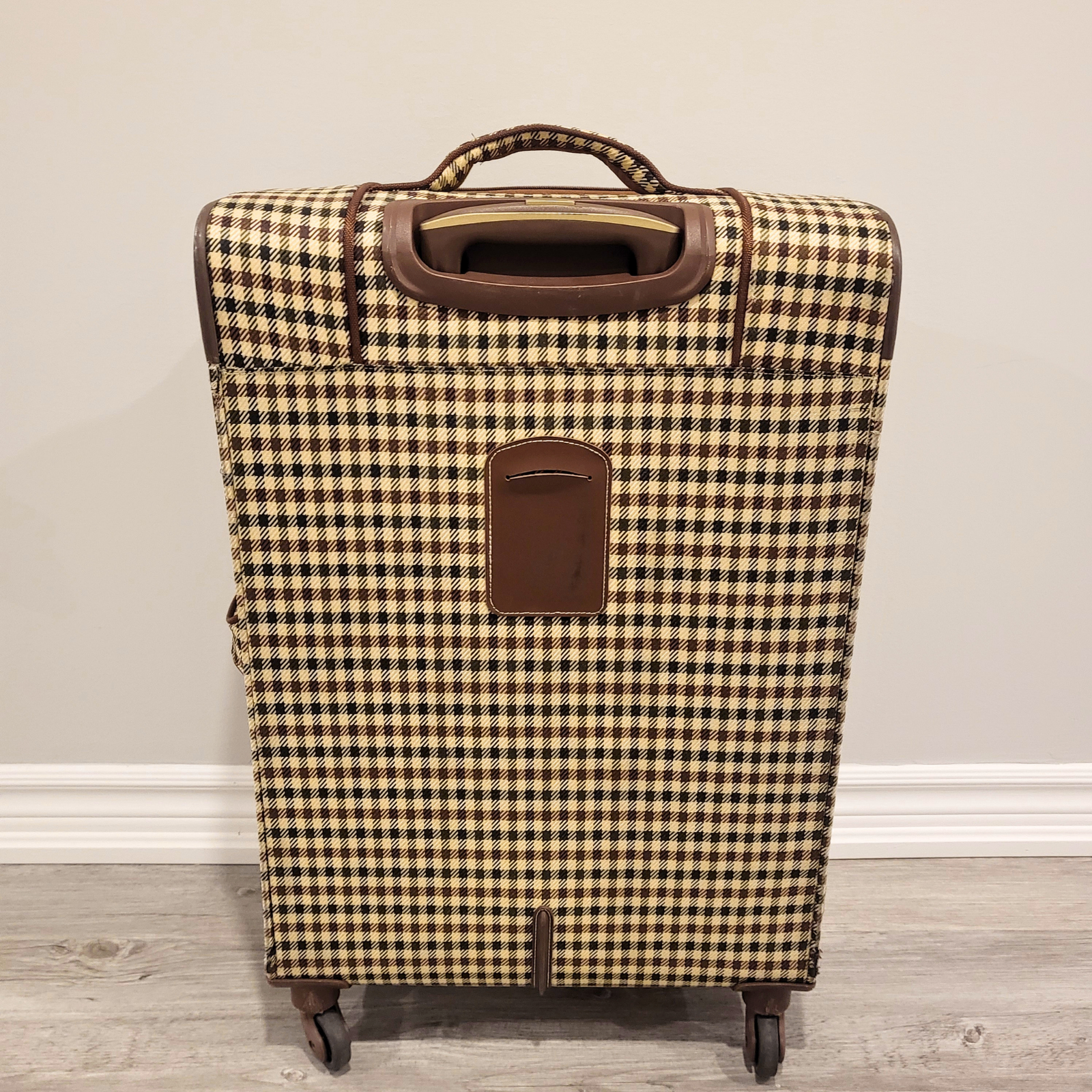 London Fog - 24” Lightweight Stitched Suitcase - Pre-Loved! 🧳 - photo 4