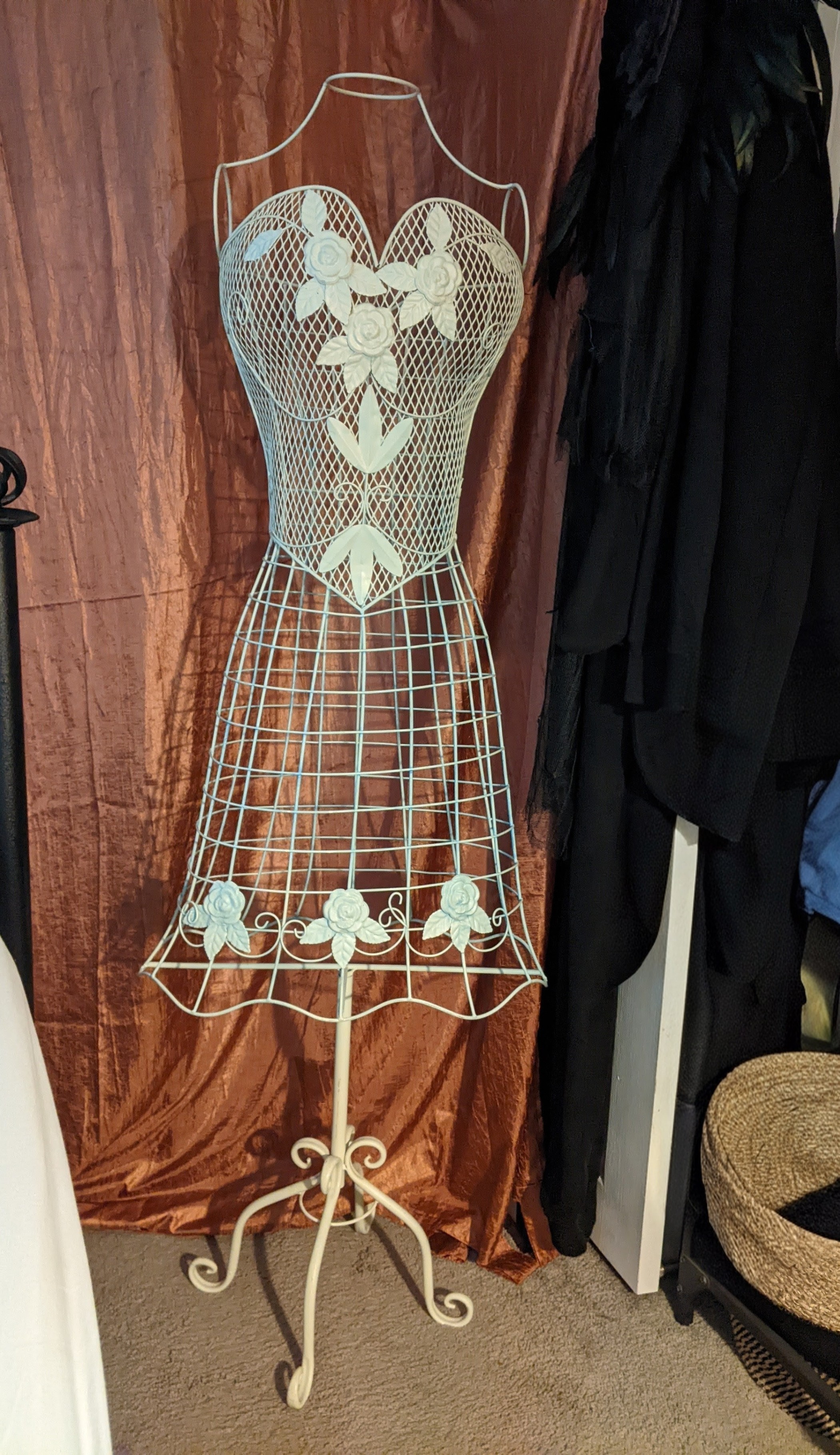 Beige Wire Mannequin
