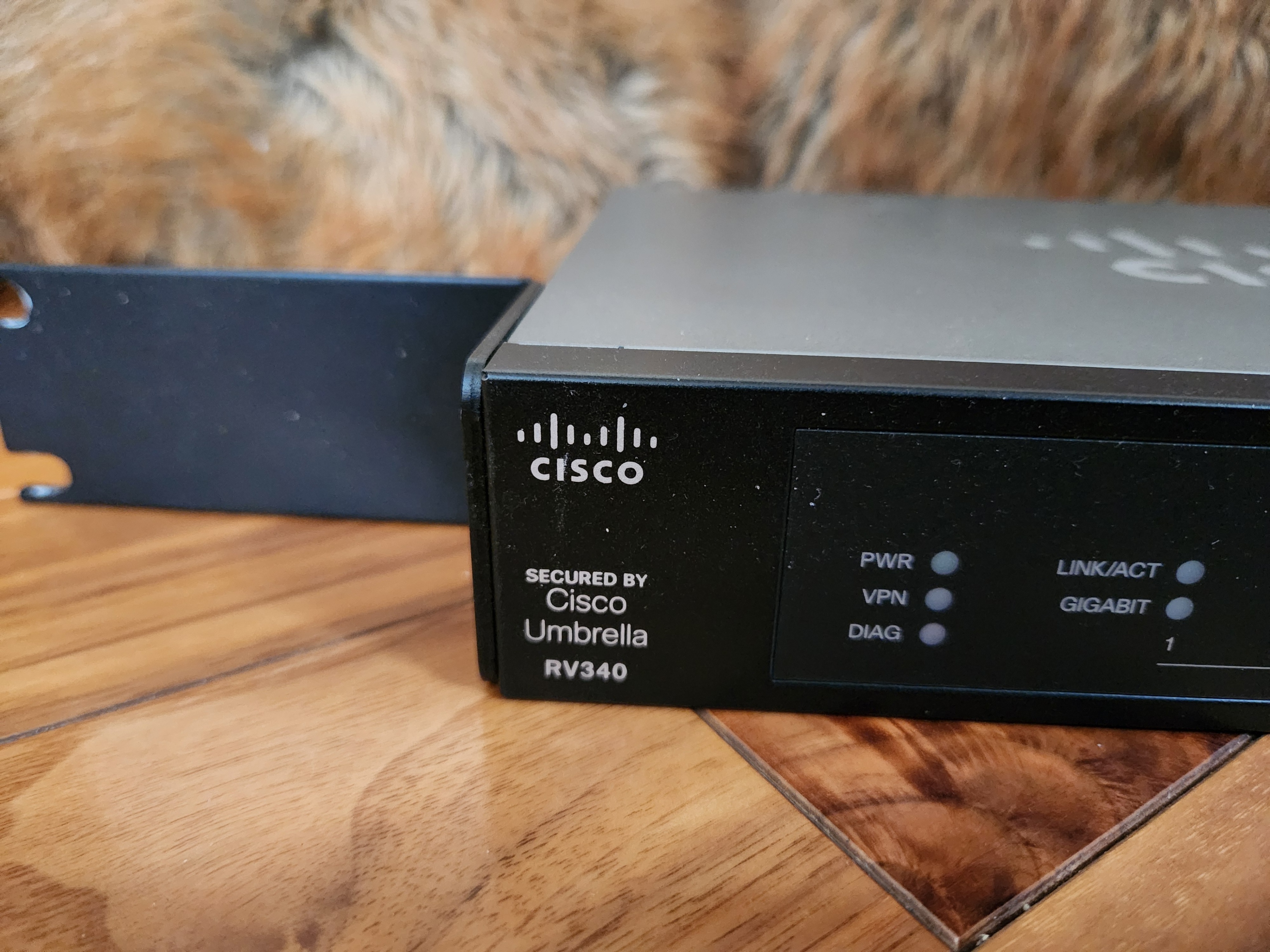 Cisco RV340 Dual Wifi Router - photo 4