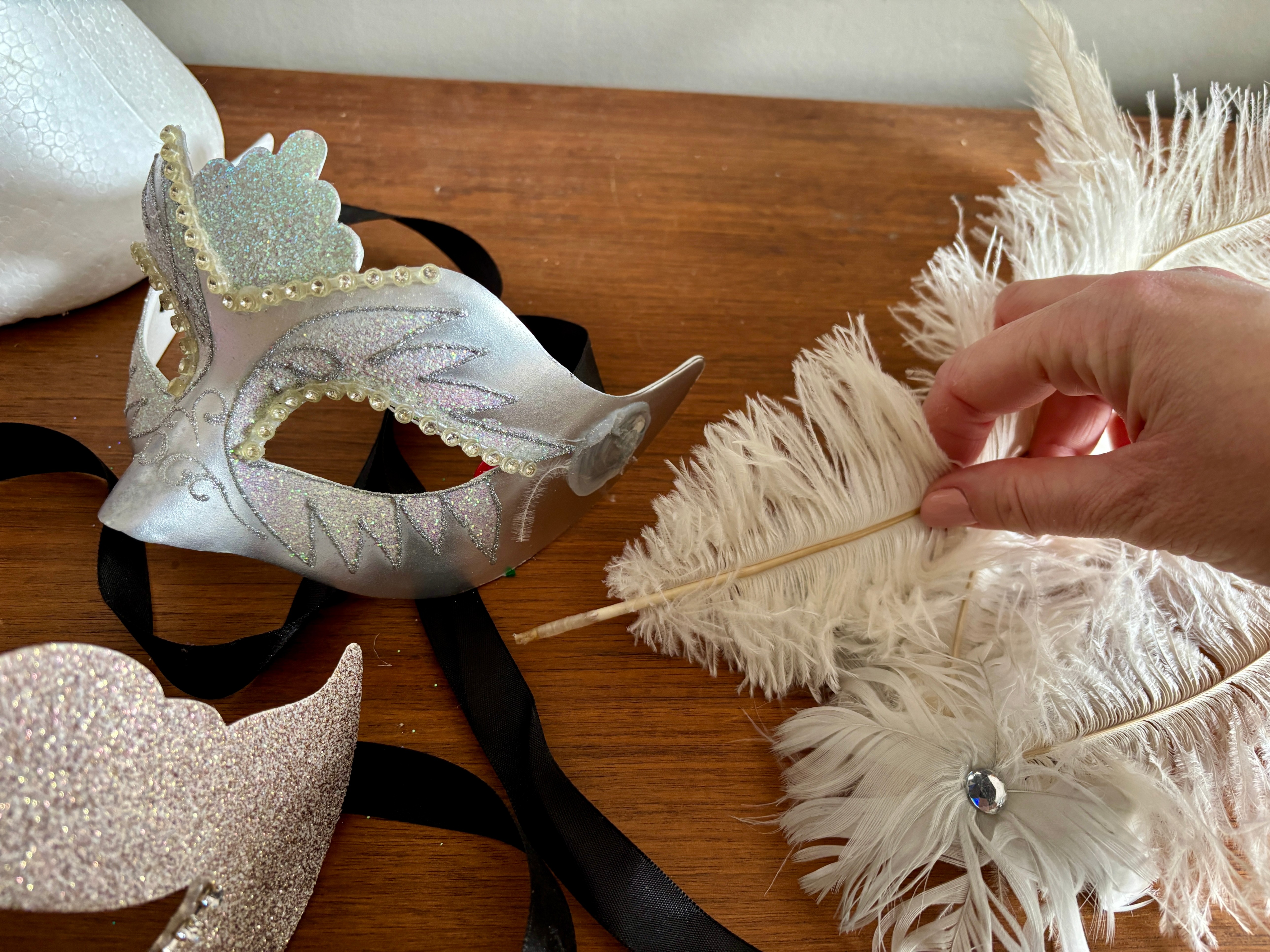 Masks Pier 1 made in Italy in need of glue gun/ minor repair - photo 3