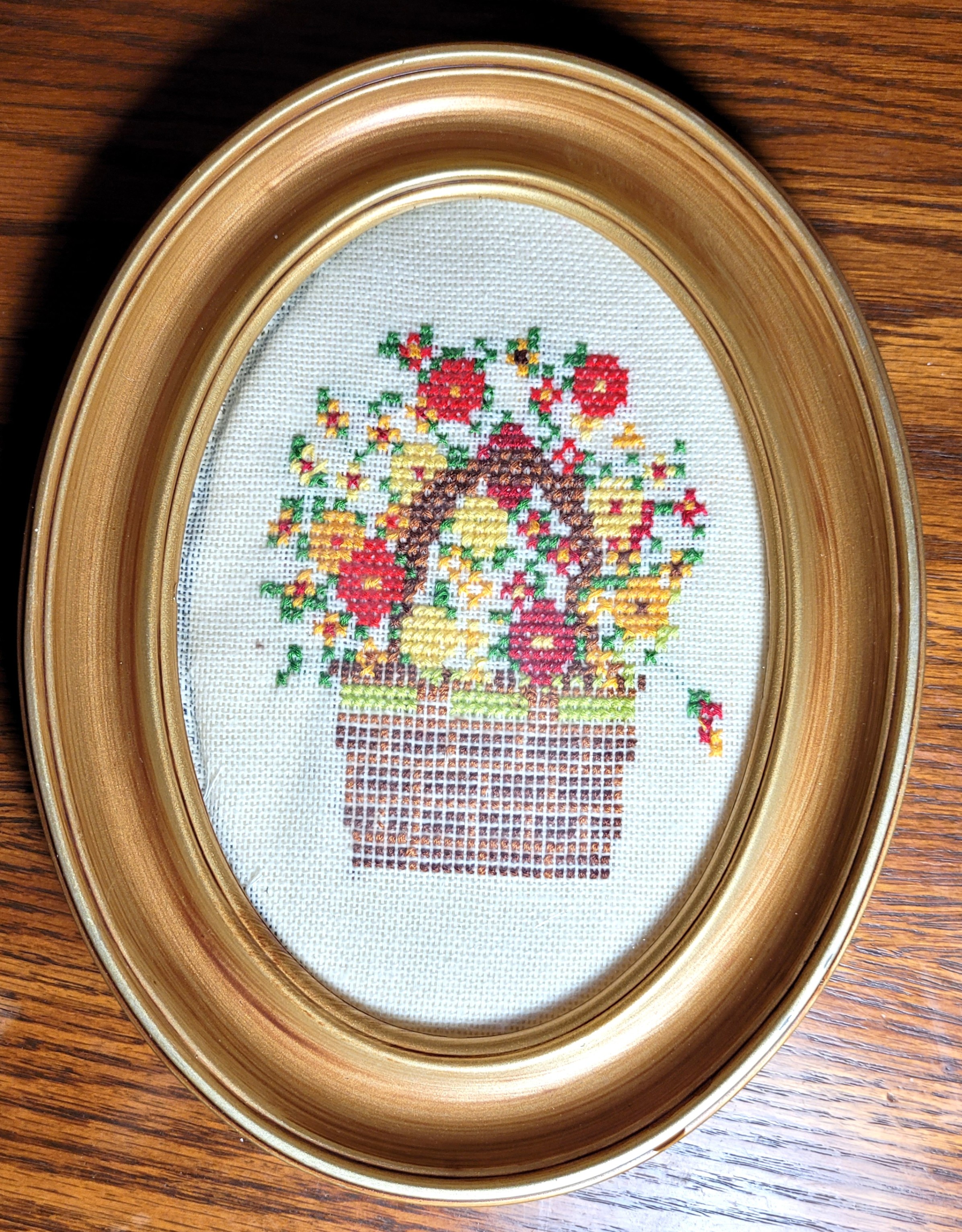 1978 Casita Cathy Needlecraft Framed Floral Needlepoint Oval