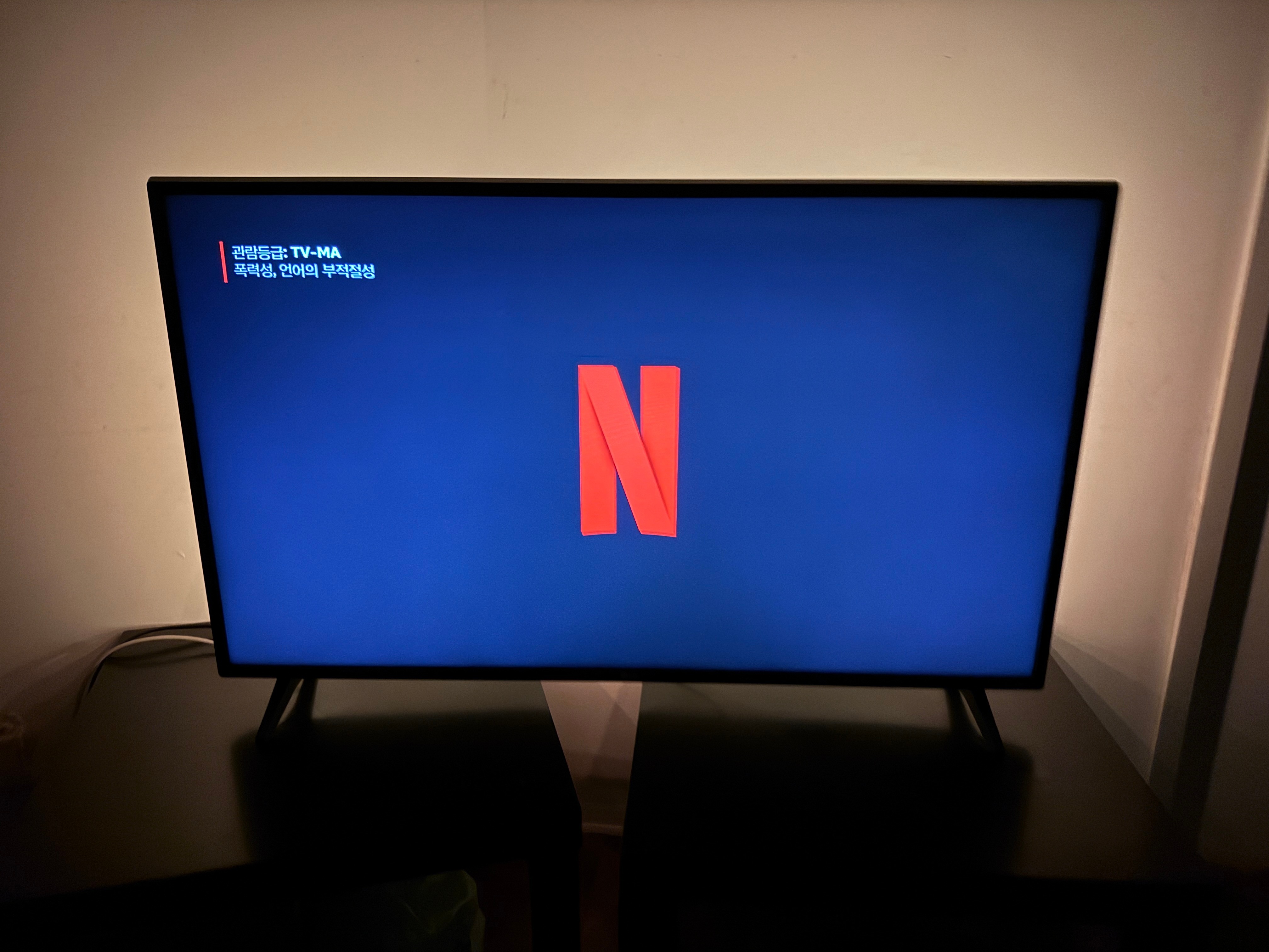 LG 43" 4K Smart TV + LED Backlight & Logitech Keyboard - photo 3