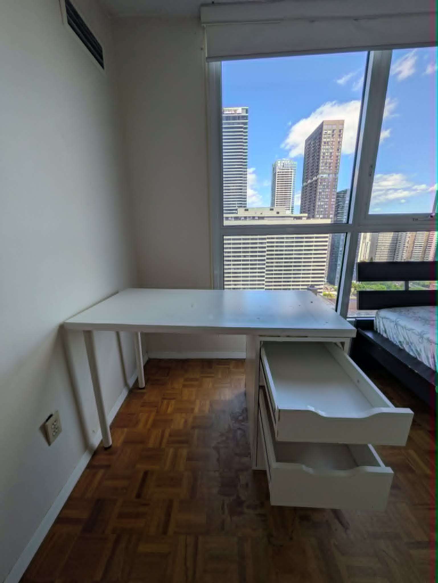 Table + 4 Drawers
