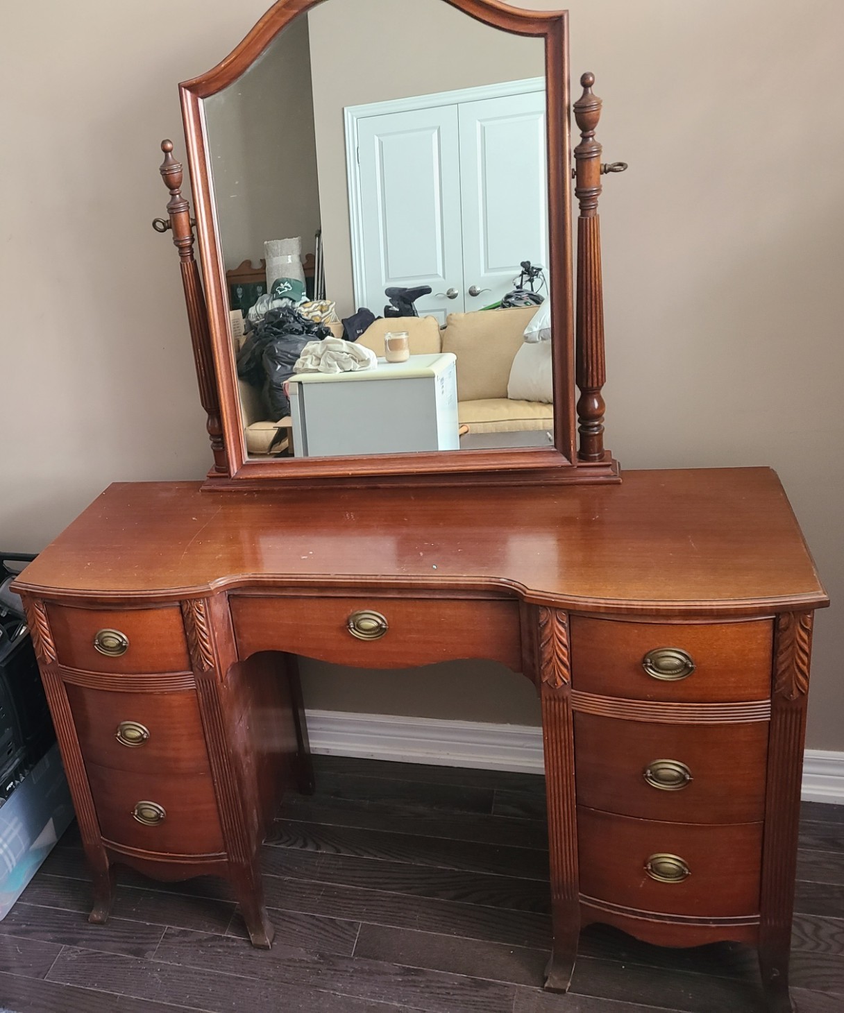 Antique Mahogany Vanity.