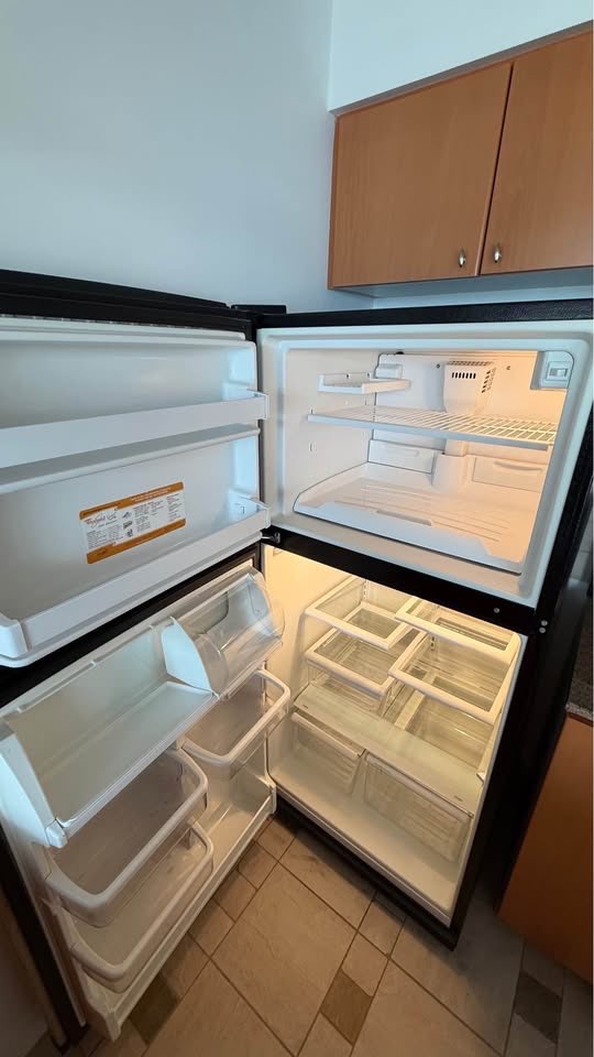 Whirlpool refrigerator fridge - photo 2