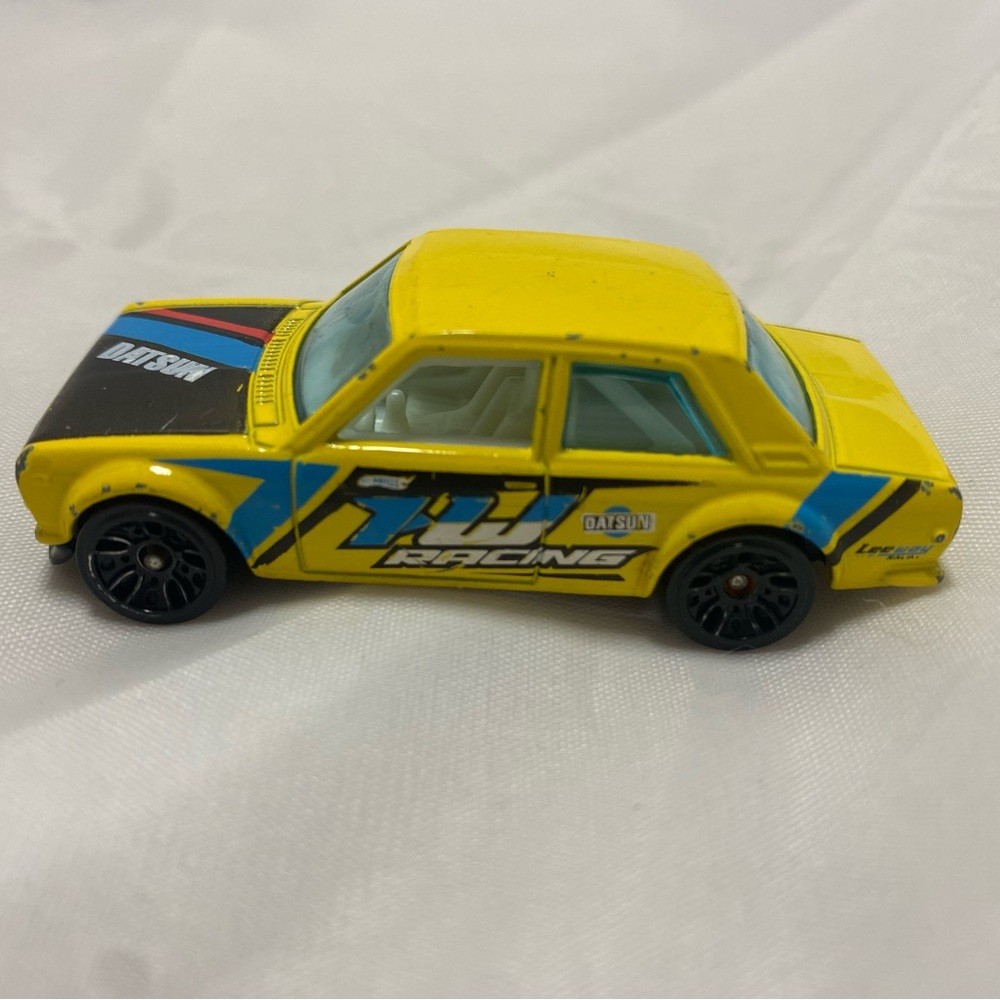 Hot Wheels 2011 Nightburnerz 9/10 Datsun Bluebird 510 in Yellow - photo 2
