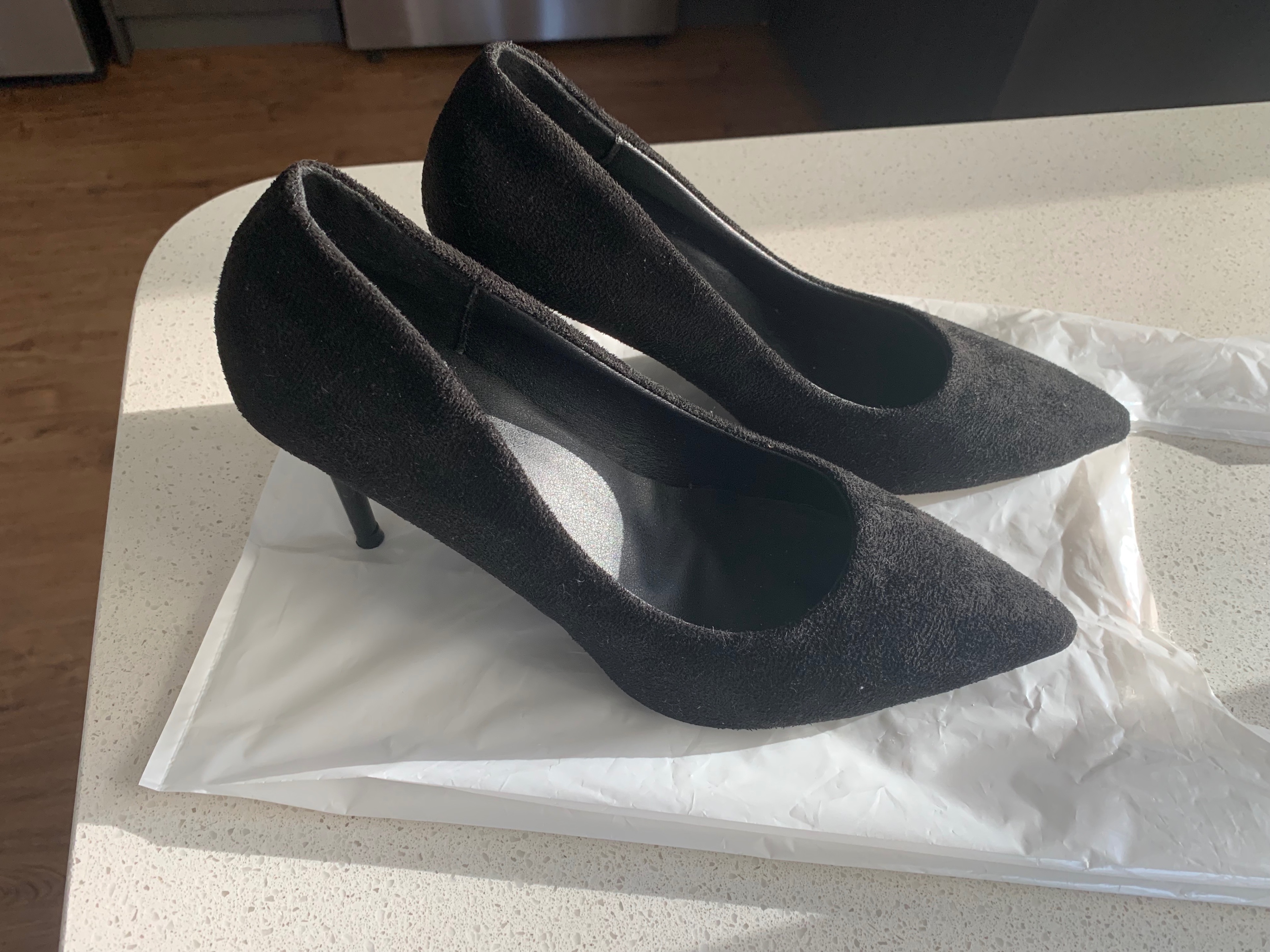 👠 Black Pointed-Toe Thin Heel Pumps