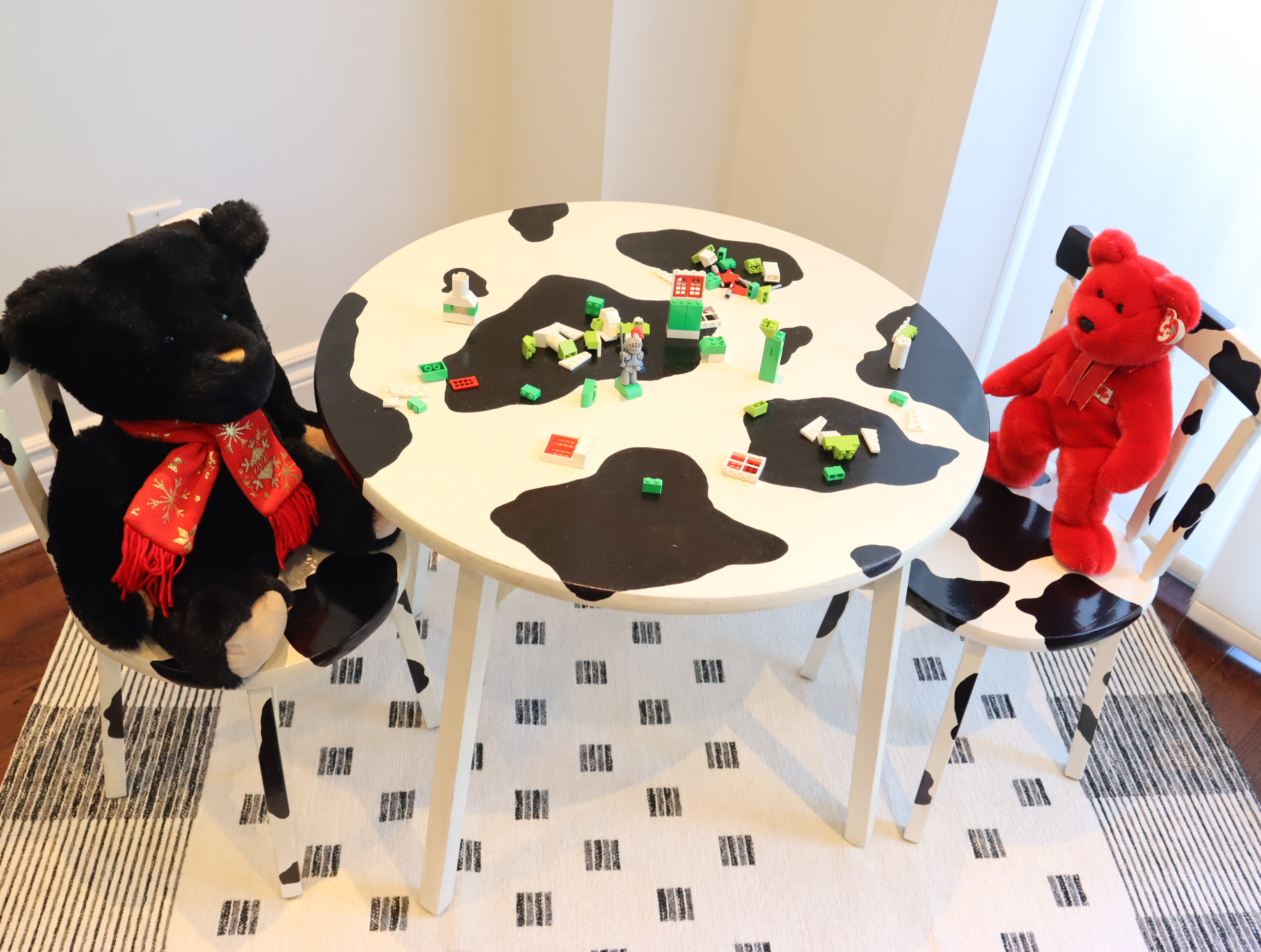 Children's Cow Pattern Circular Table and Chairs - photo 3
