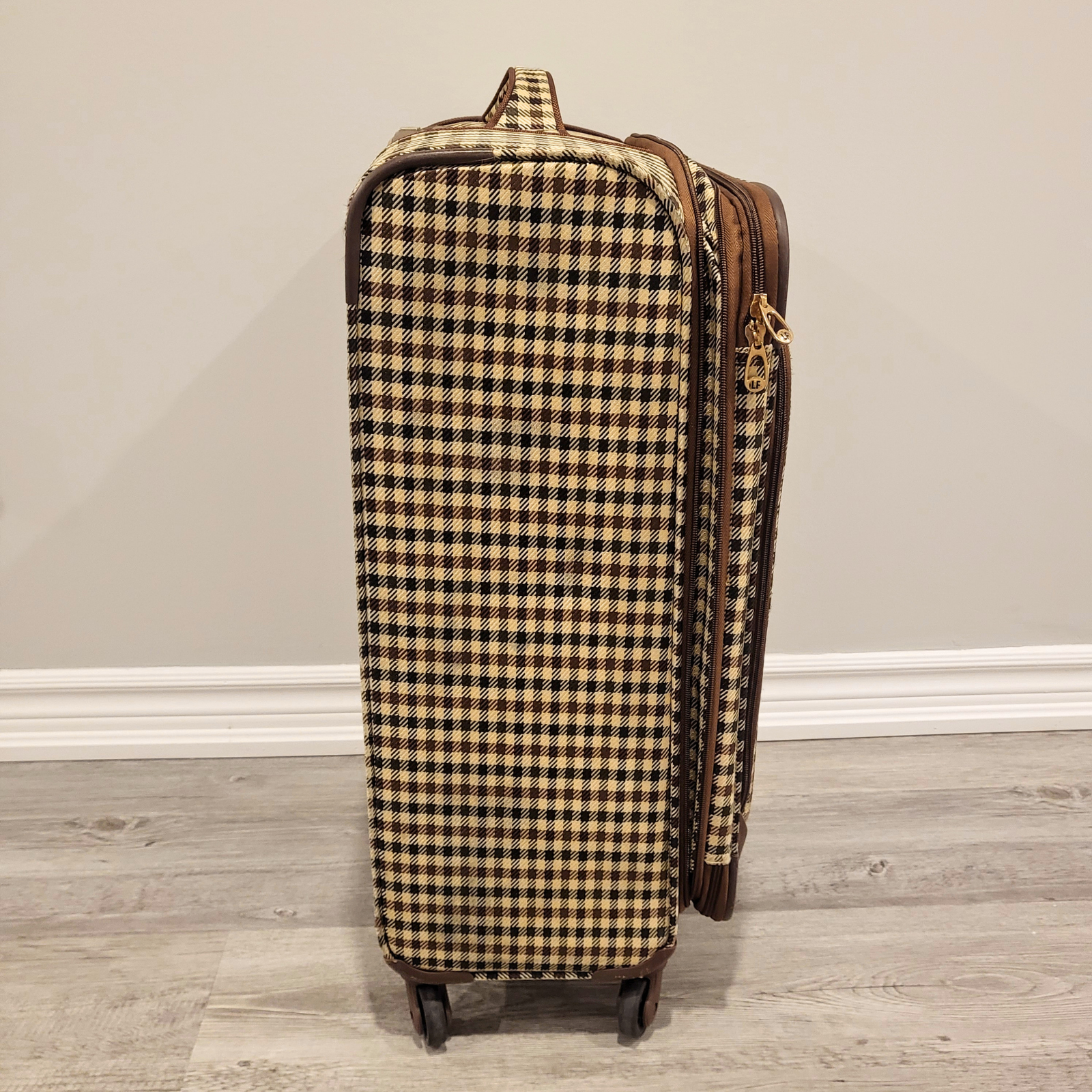London Fog - 24” Lightweight Stitched Suitcase - Pre-Loved! 🧳 - photo 3