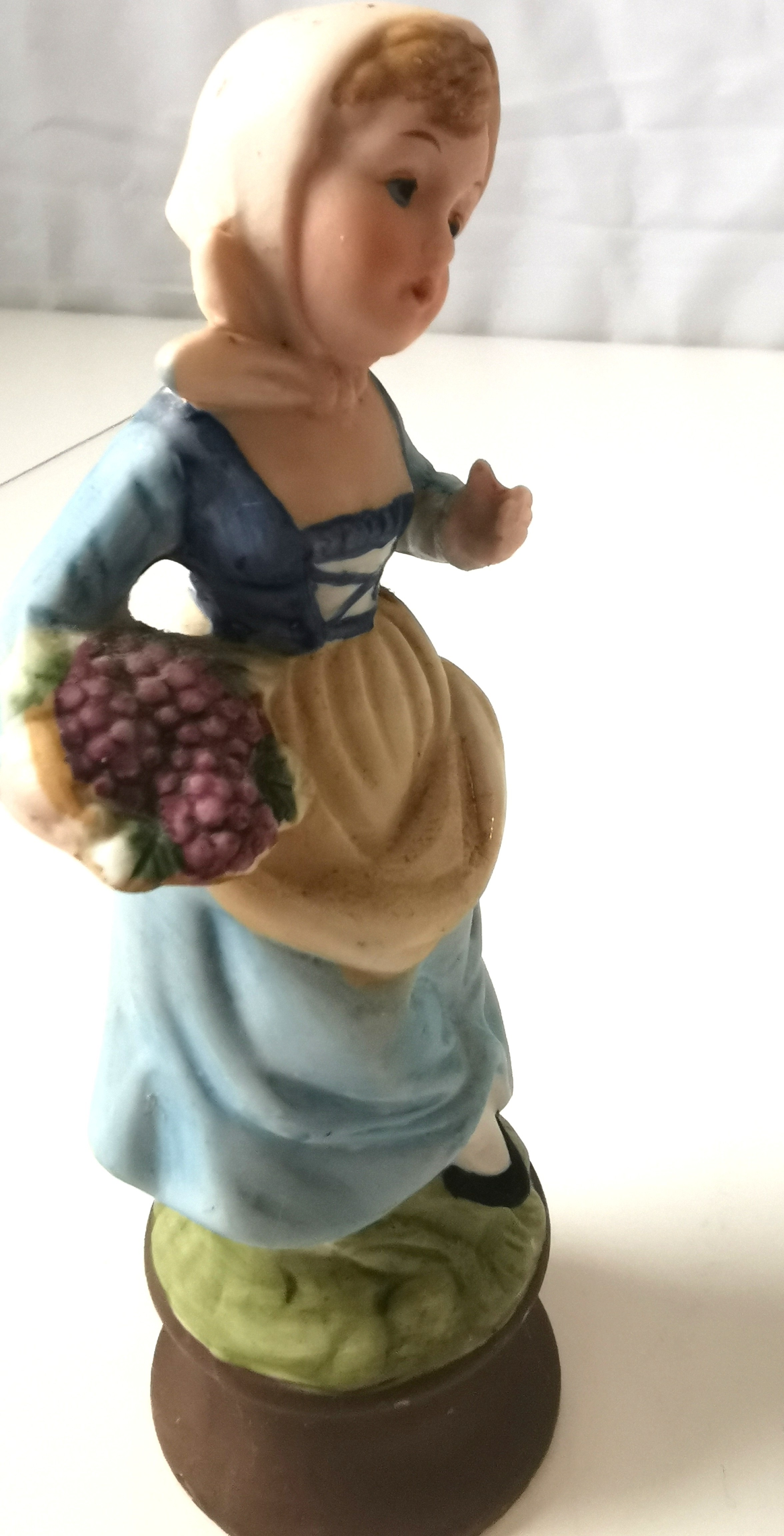 1954 Ardalt Japan Bisque Porcelain Girl with Grapes Figurine - photo 5