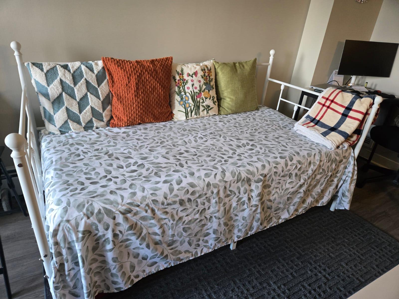 Selling Twin bed + Mattress - photo 3