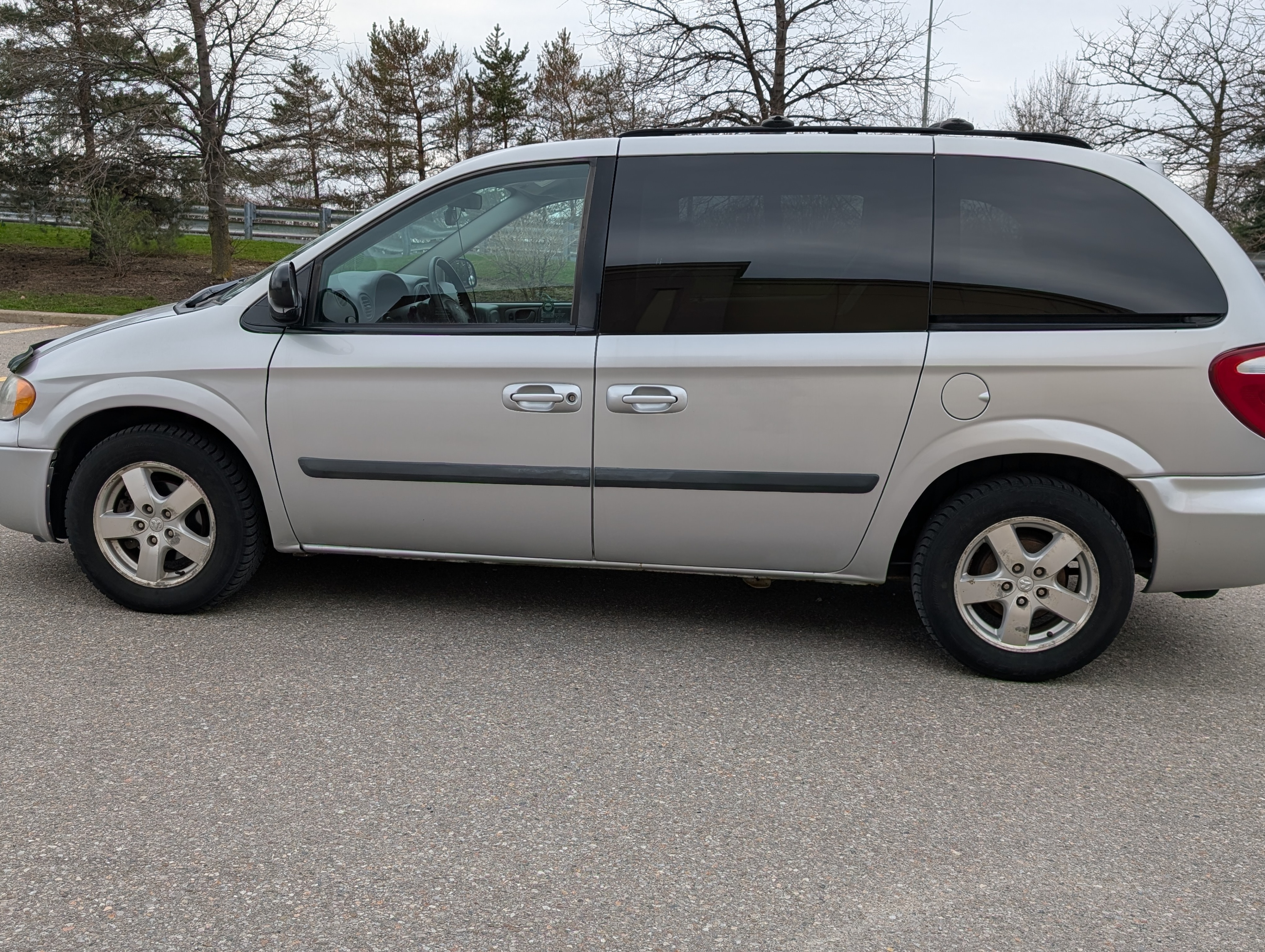 8 Seater Dodge Caravan with Tow package - photo 2