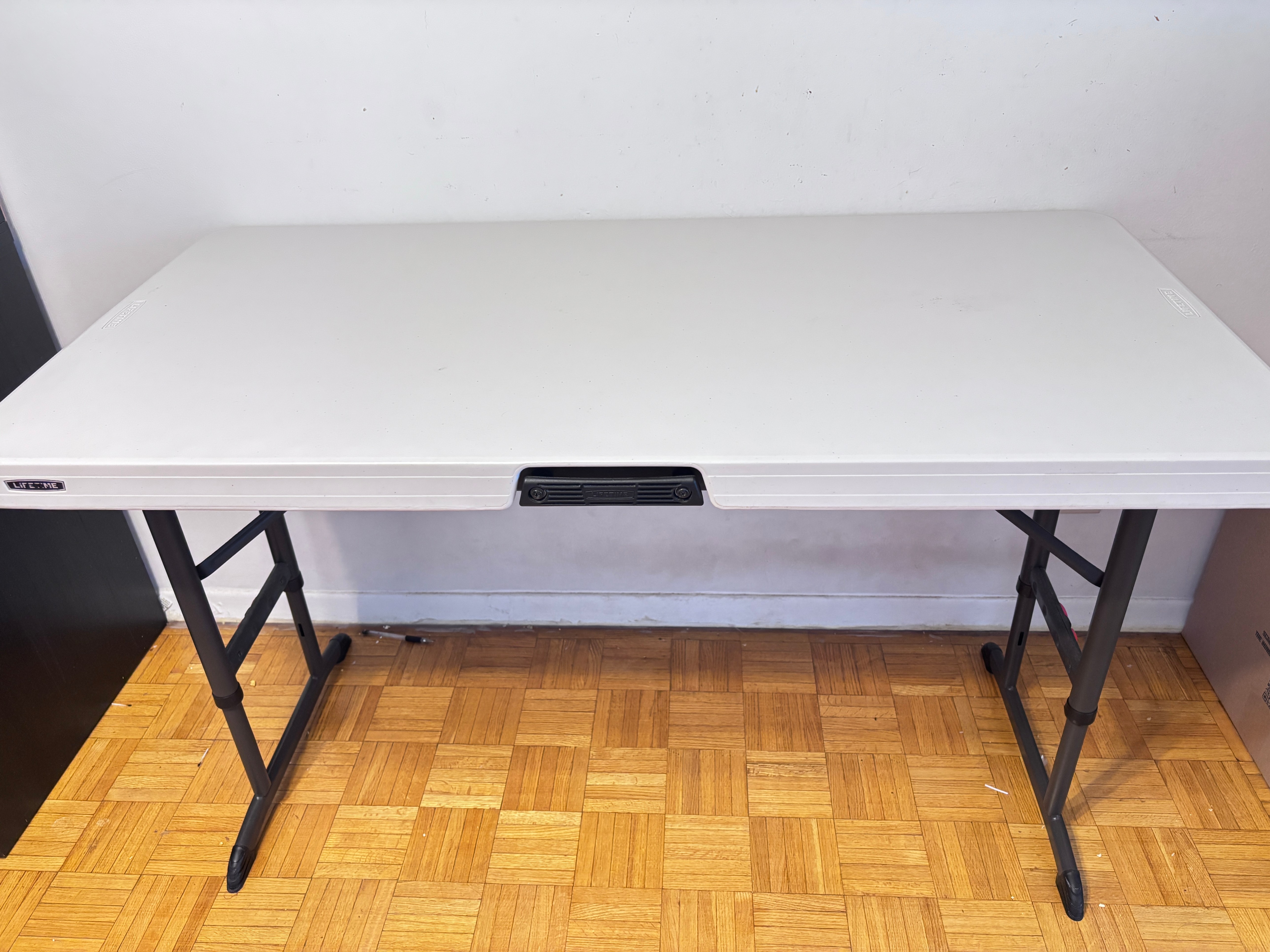 Foldable table