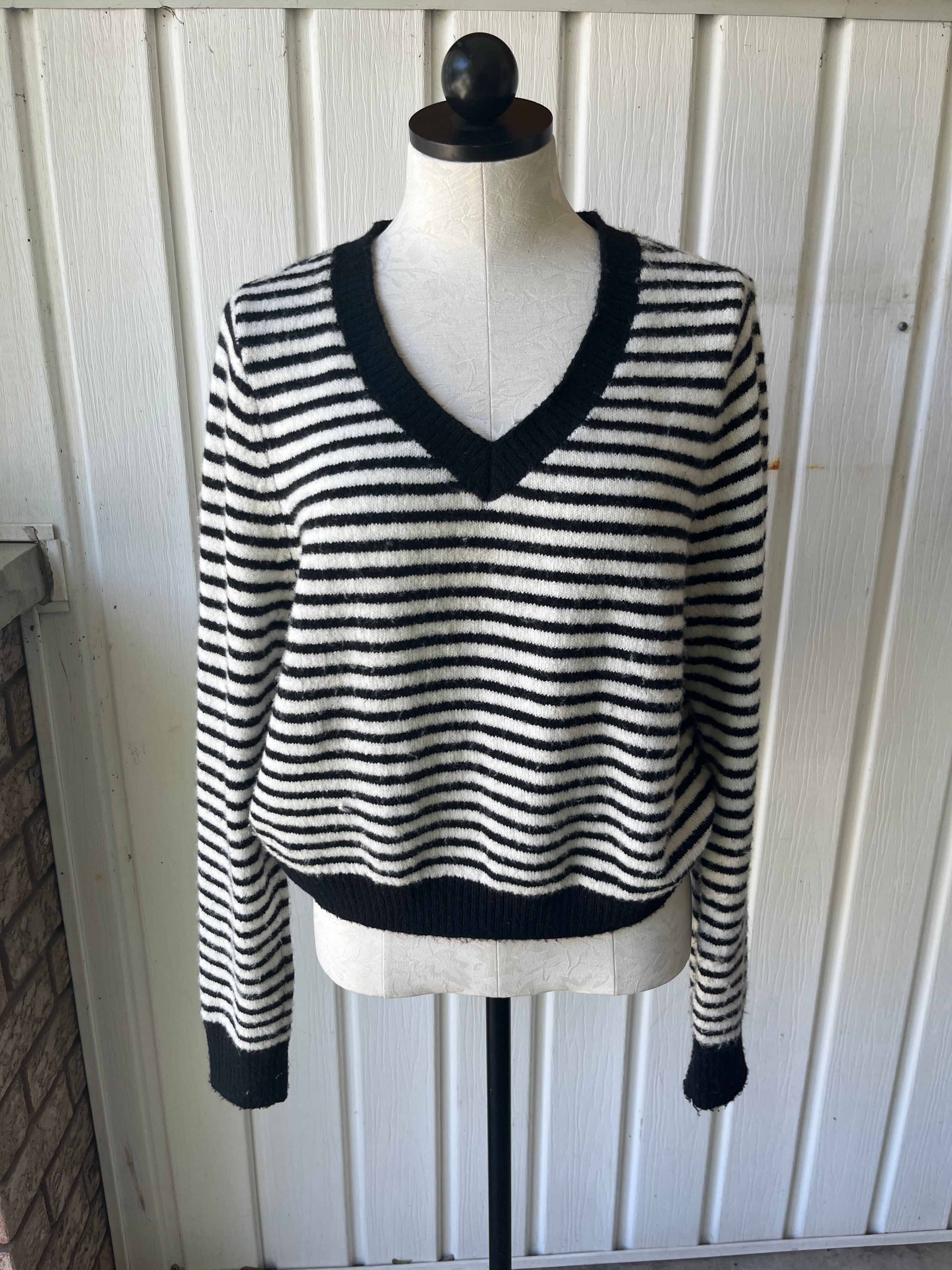 American Eagle Striped V-Neck Sweater L/G
