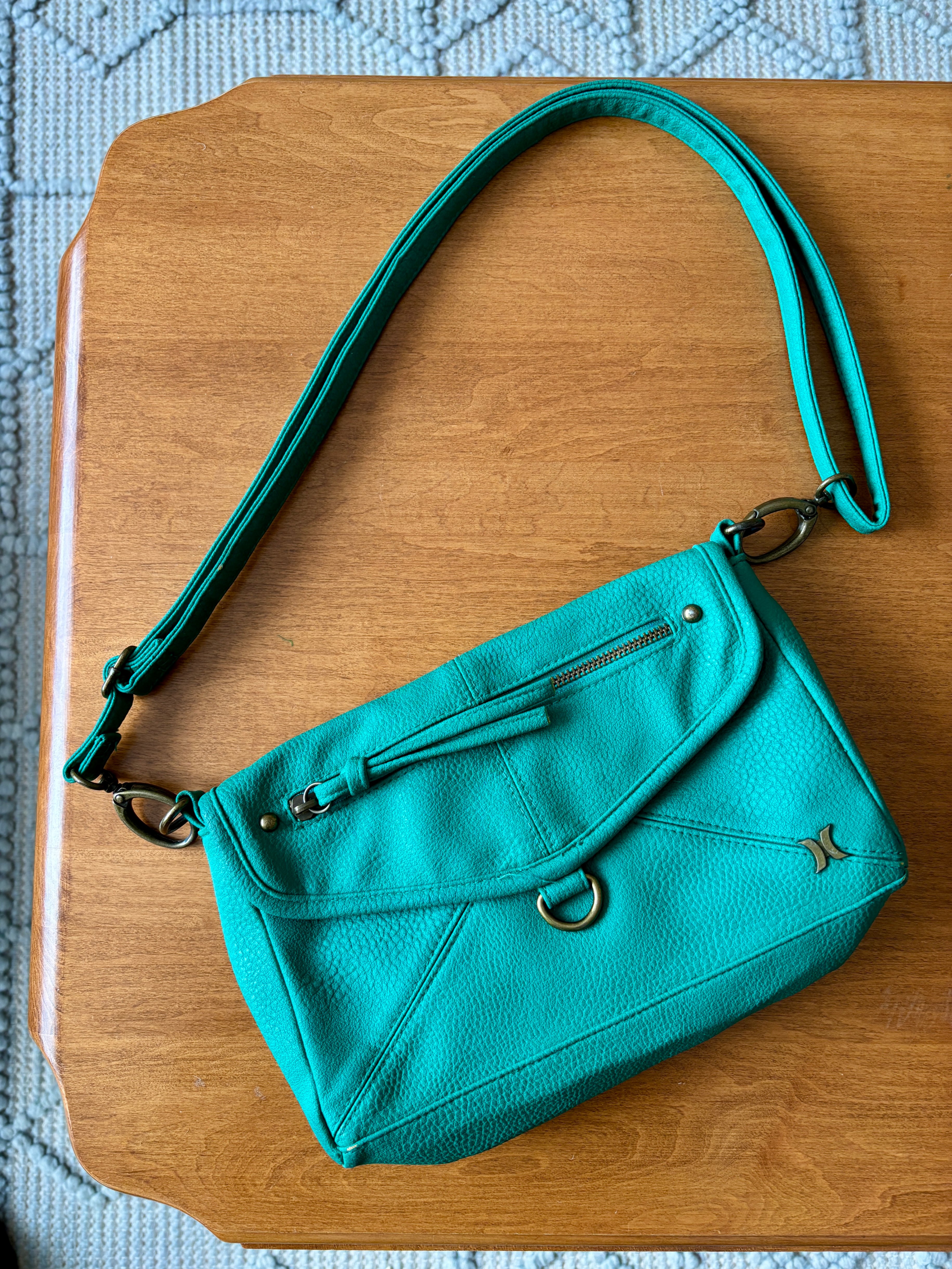 Retro early 2000's green 'leather' purse by Hurley )(