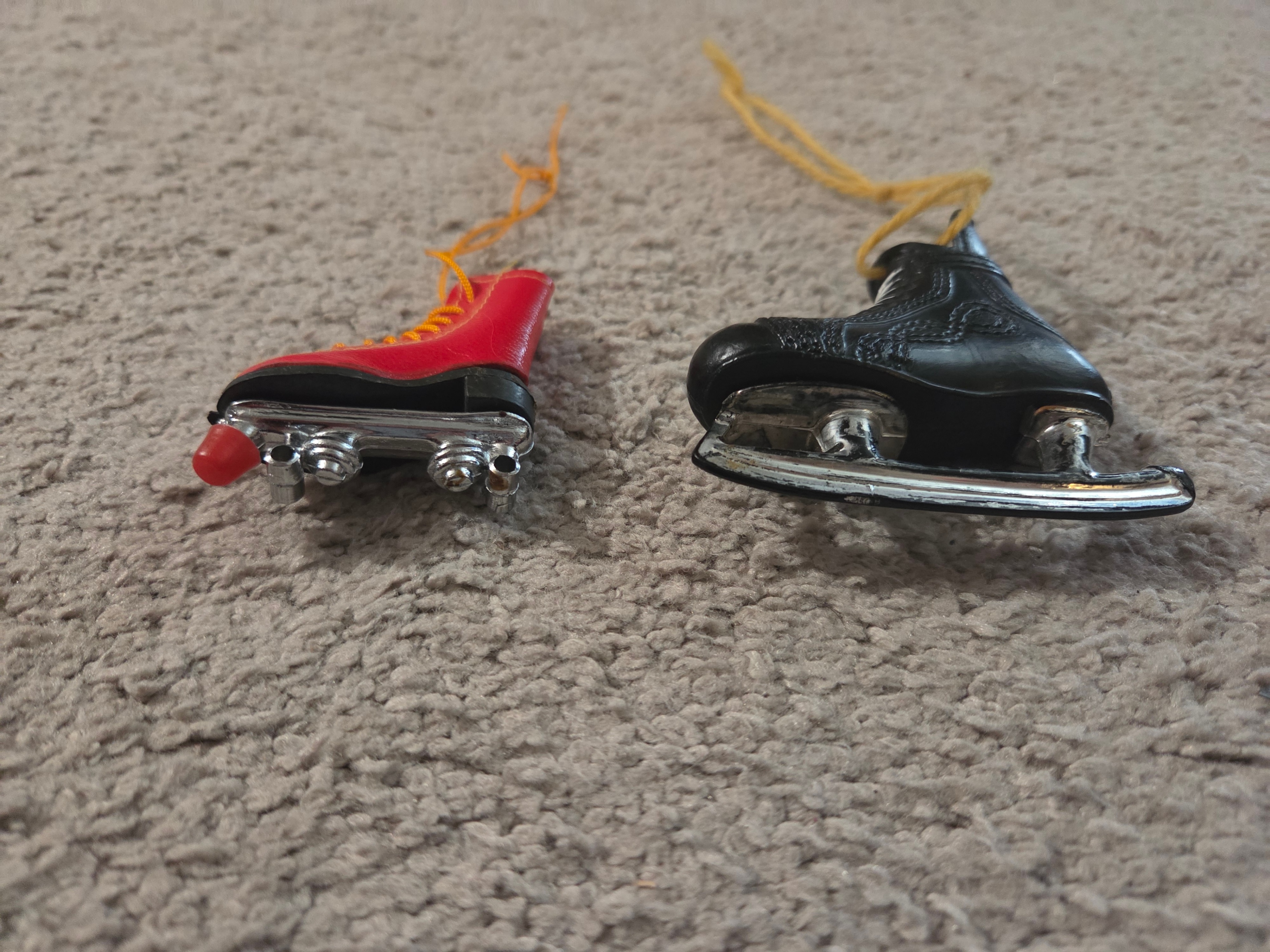 Vintage Miniature Roller & Ice Skate Ornaments, 3x3" & 2x2" - photo 2