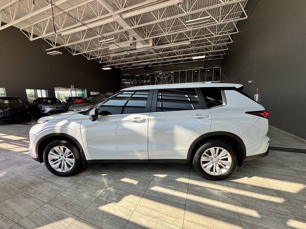 2025 Mitsubishi Outlander - photo 4