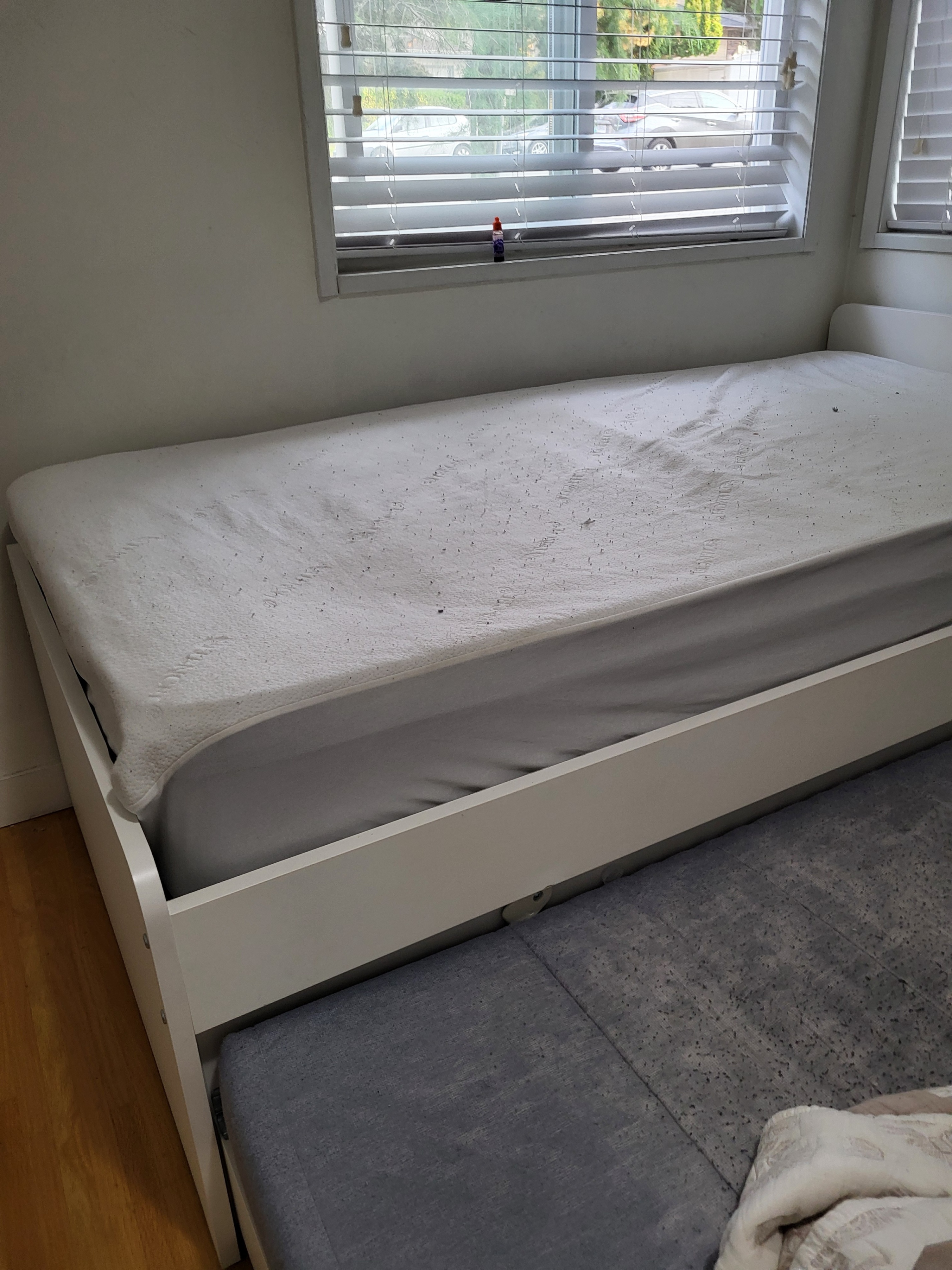 FREE - 3 Mattresses: 1 Queen + 2 Twin - photo 3