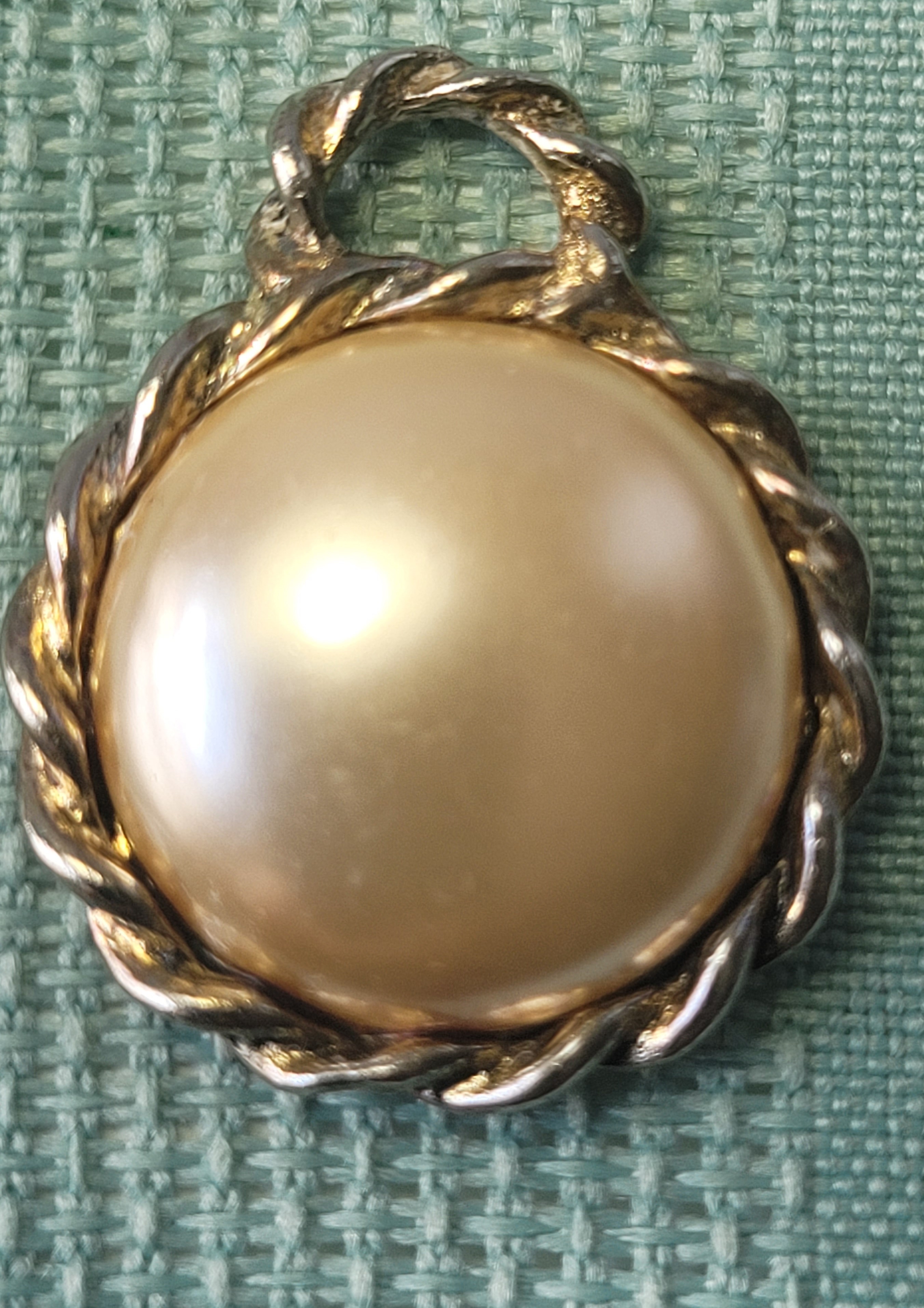 Faux Pearl Twisted Rope Border Pendant Charm 1970s - photo 4