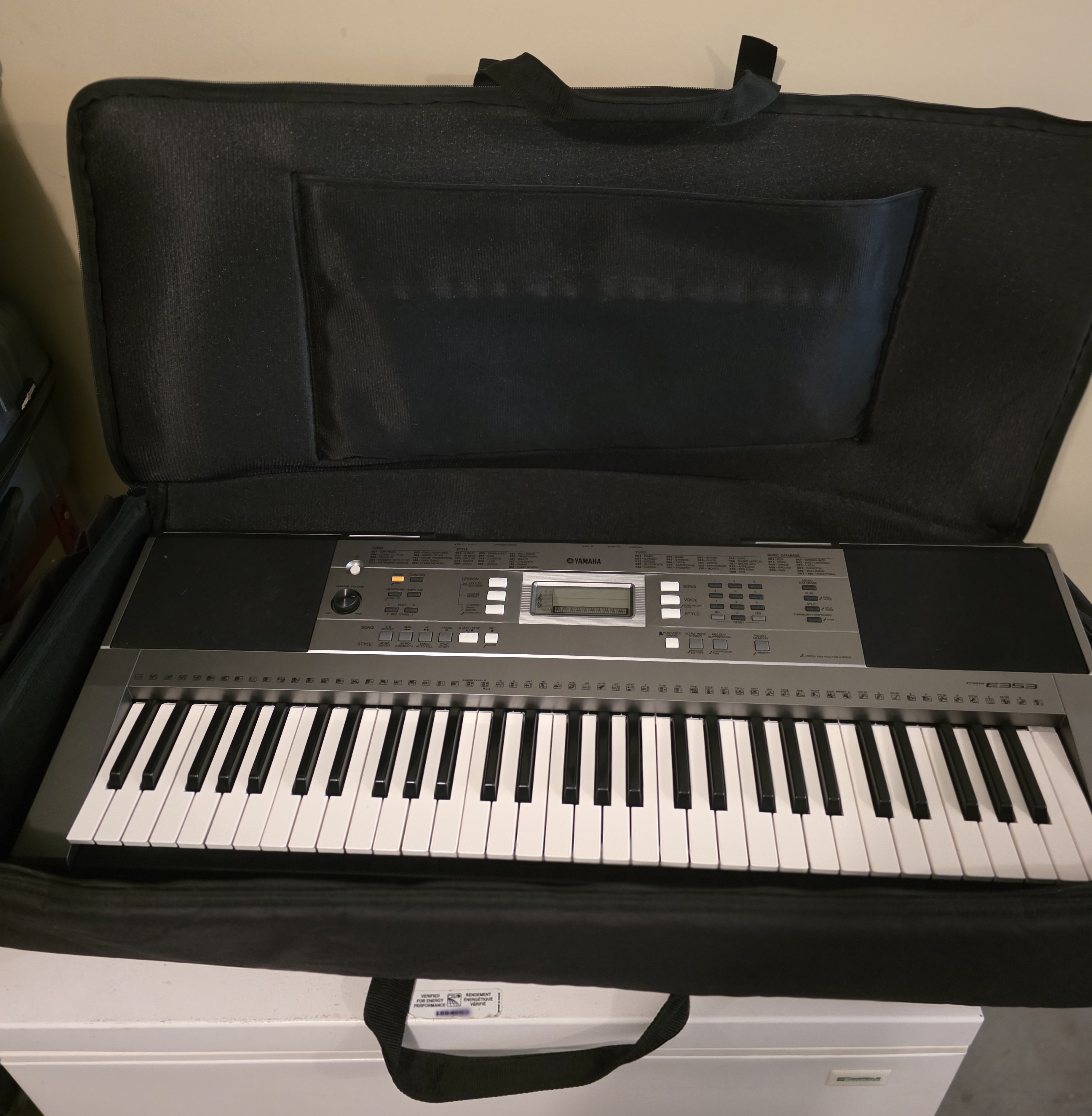 YAMAHA PSR-E353 Portable keyboard & Travelling Case