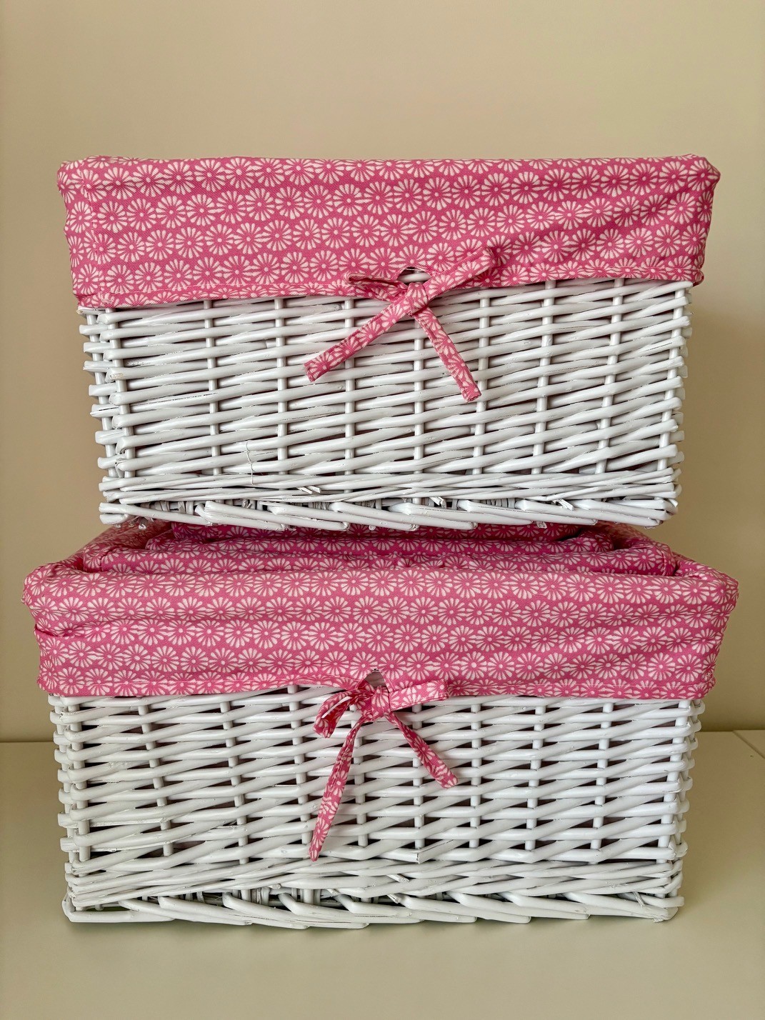 Set of 6 White Wicker Baskets with Pink Floral Liners - photo 3