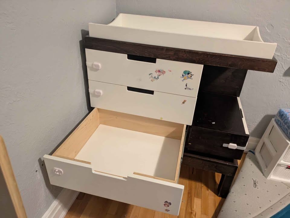 Child's drawers and changing table - photo 2