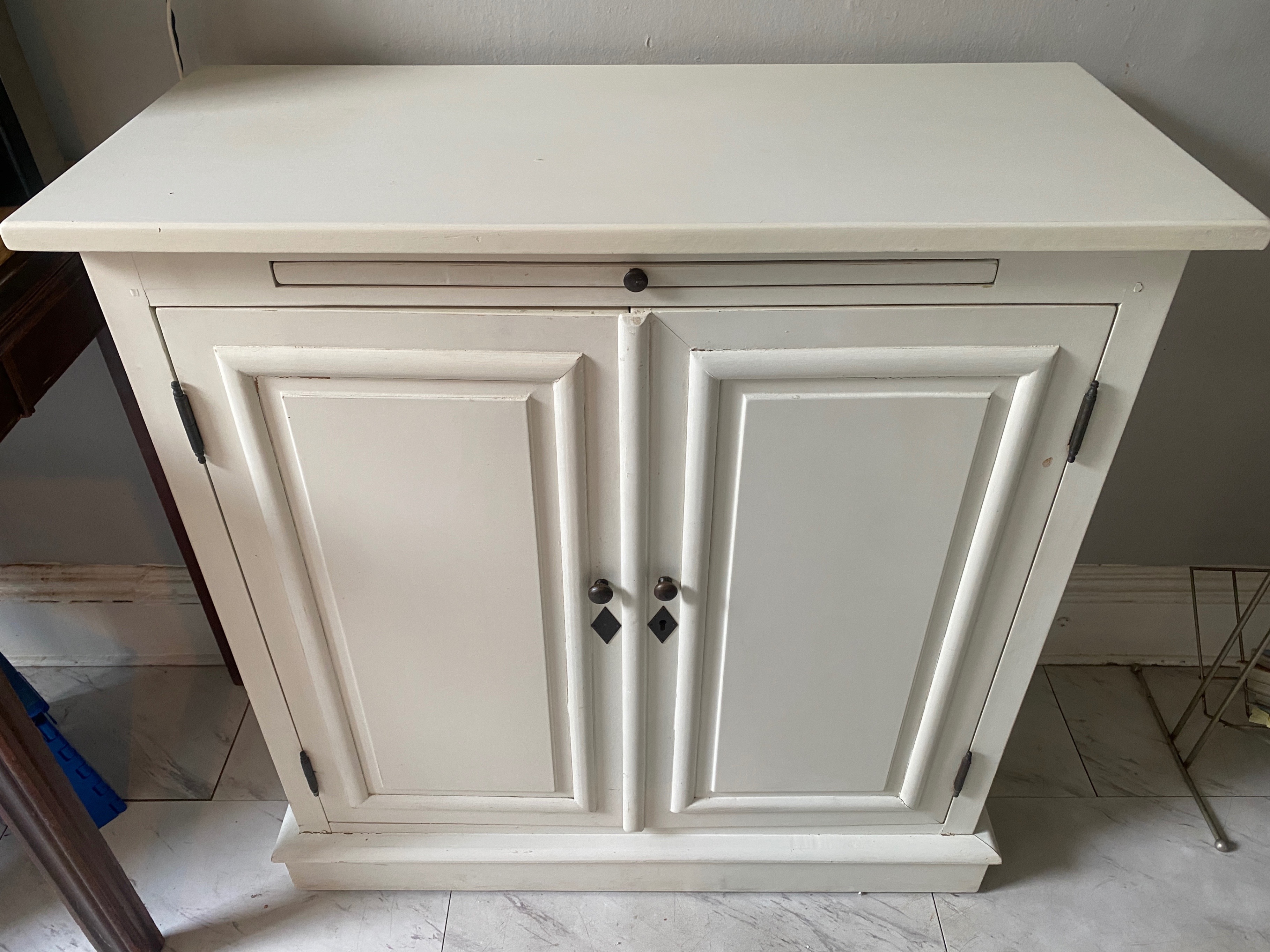 WHITE CABINET CUPBOARD/ DRY BAR