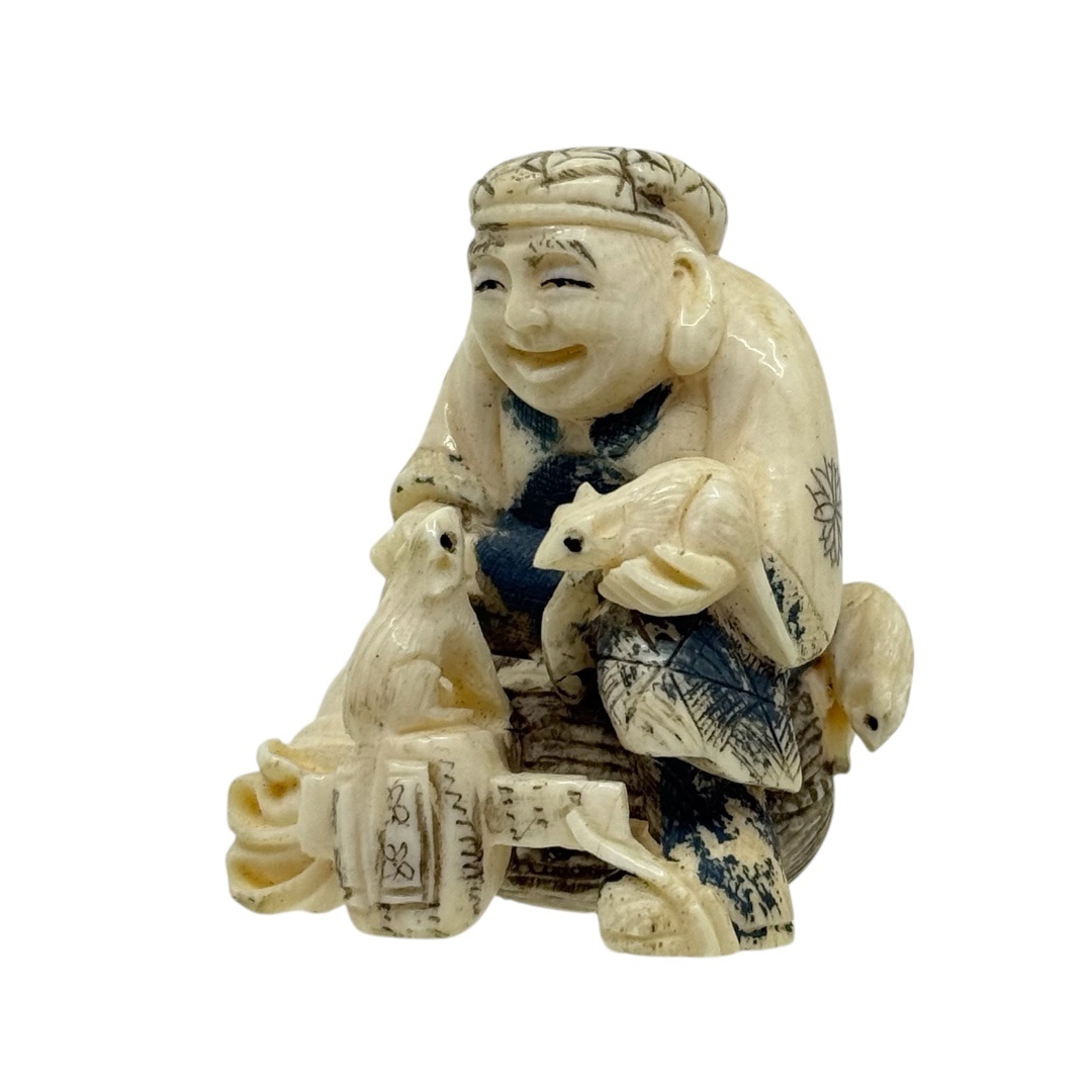 Meiji period carved bone man with mice netsuke - photo 5