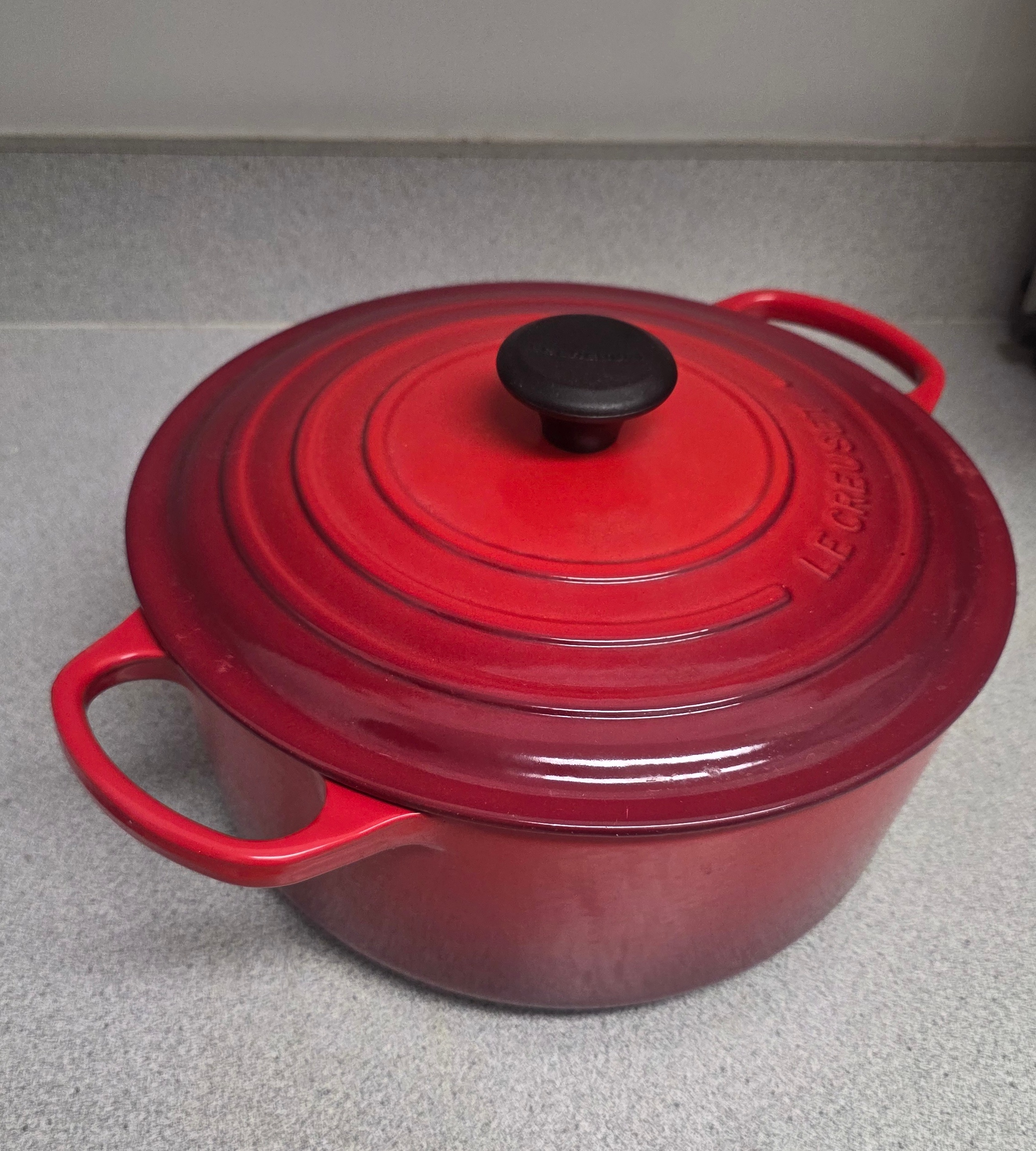 *NEW* - Le Creuset 5.5 Qt Dutch Oven (26 cm) - Cerise