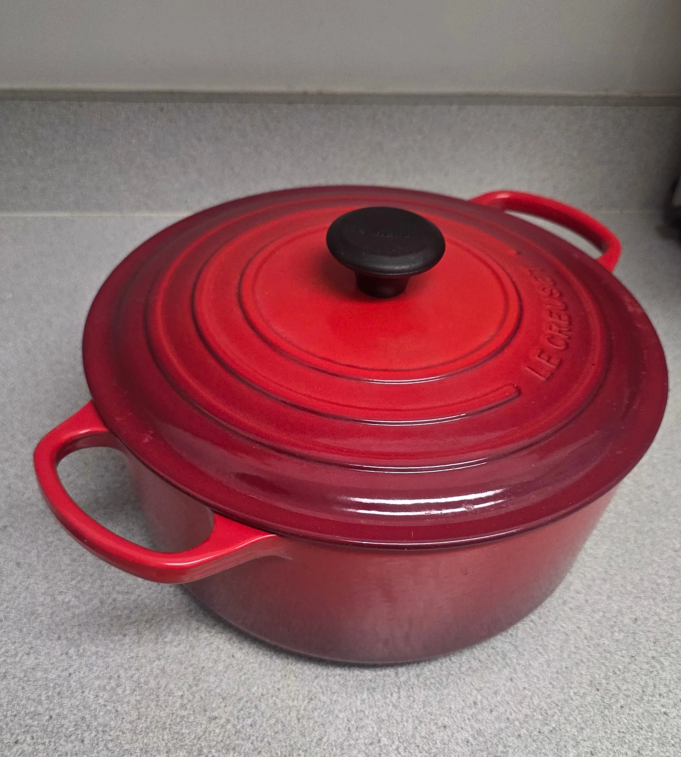 *NEW* - Le Creuset 7.25 Qt / 6.7 L Dutch Oven - 28 cm - Cerise