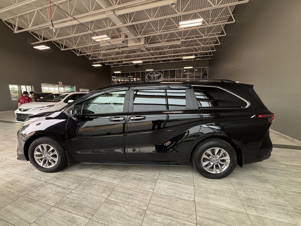 2025 Toyota Sienna - photo 4