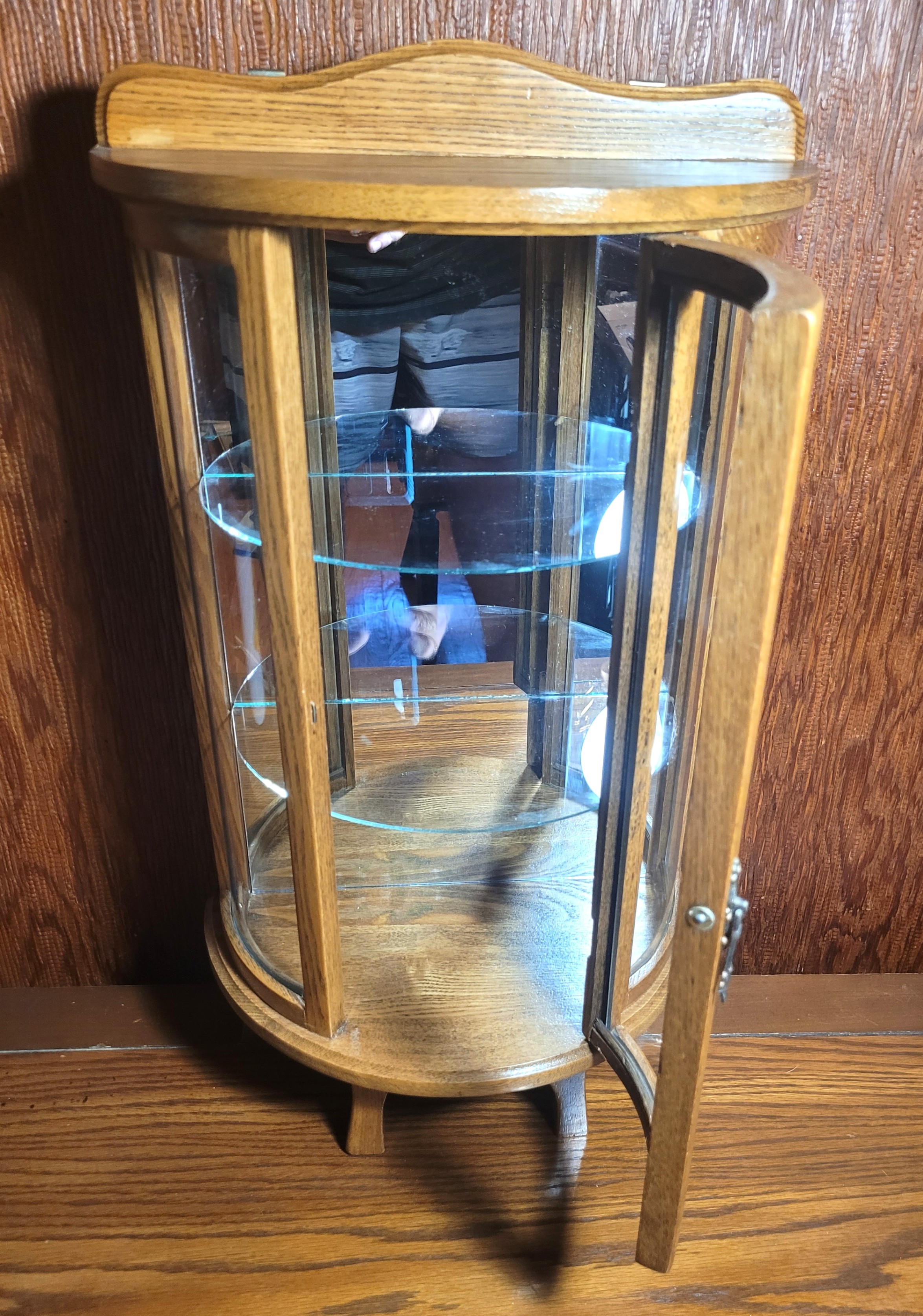 Circa 1980 Petite Curved Glass Oak Curio Cabinet - photo 3