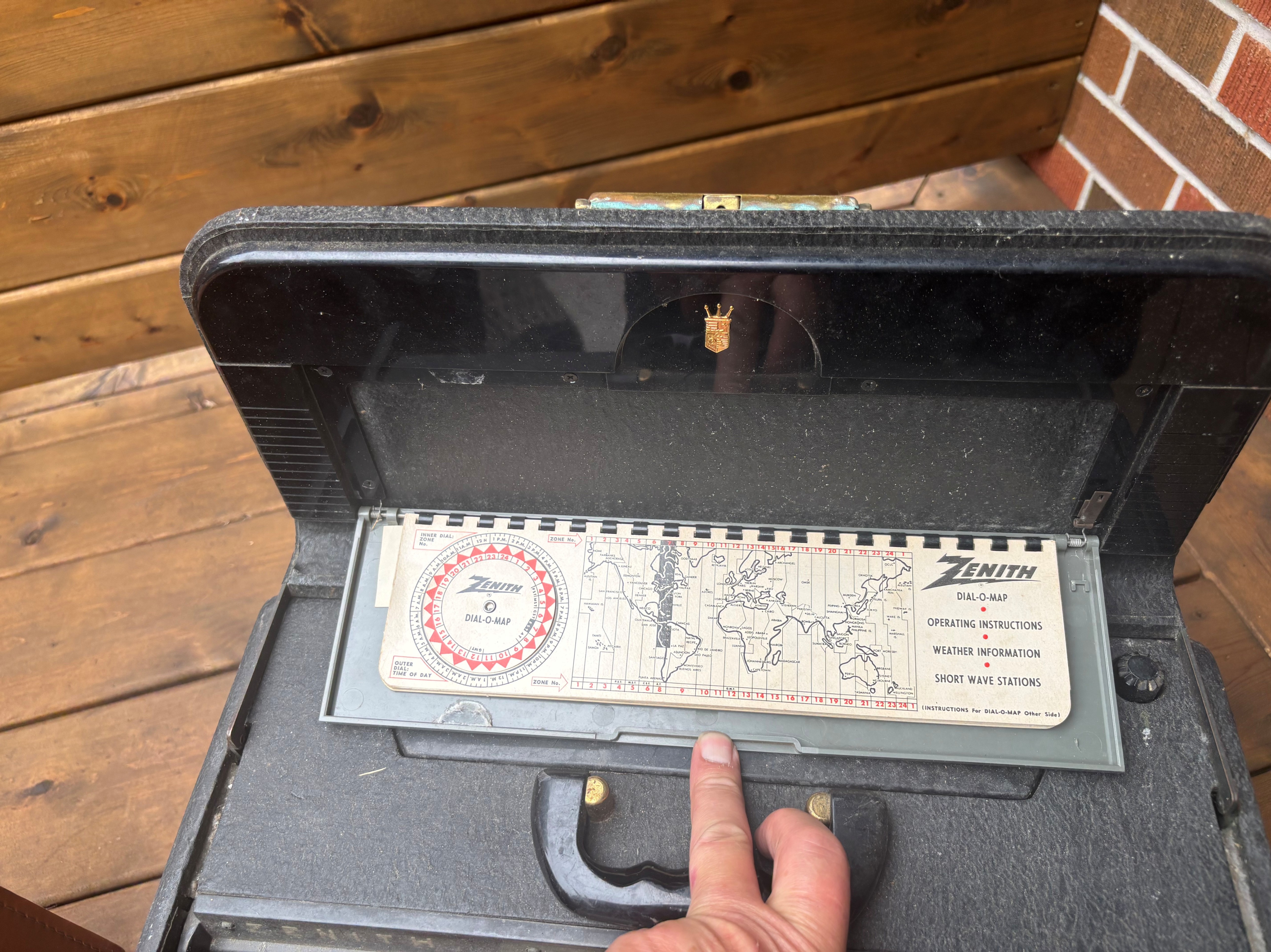 Zenith Trans-Oceanic Portable Radio - photo 4