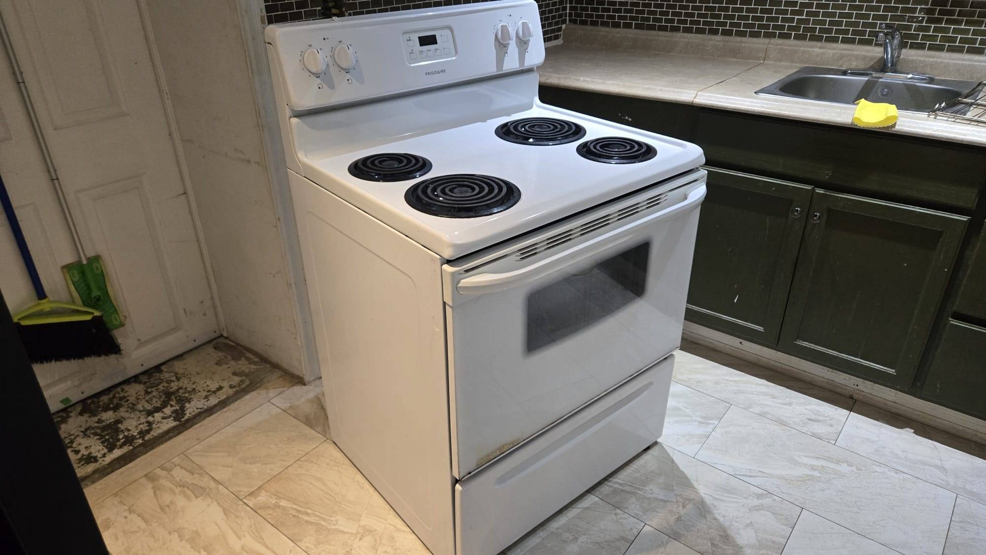 Frigidaire - 30-inch Free-Standing Electric Range - photo 3