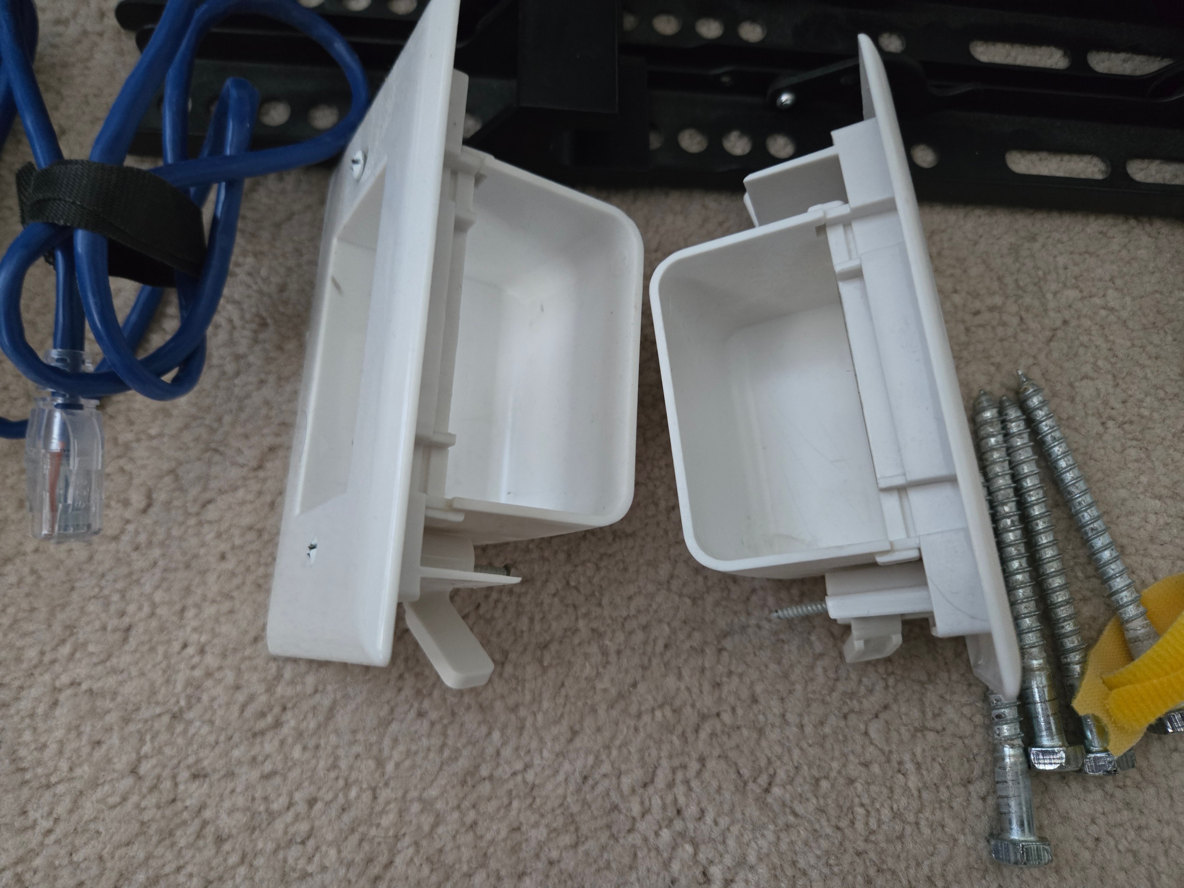 Heavy TV Mount (75") with Accessories - For Sale - photo 2