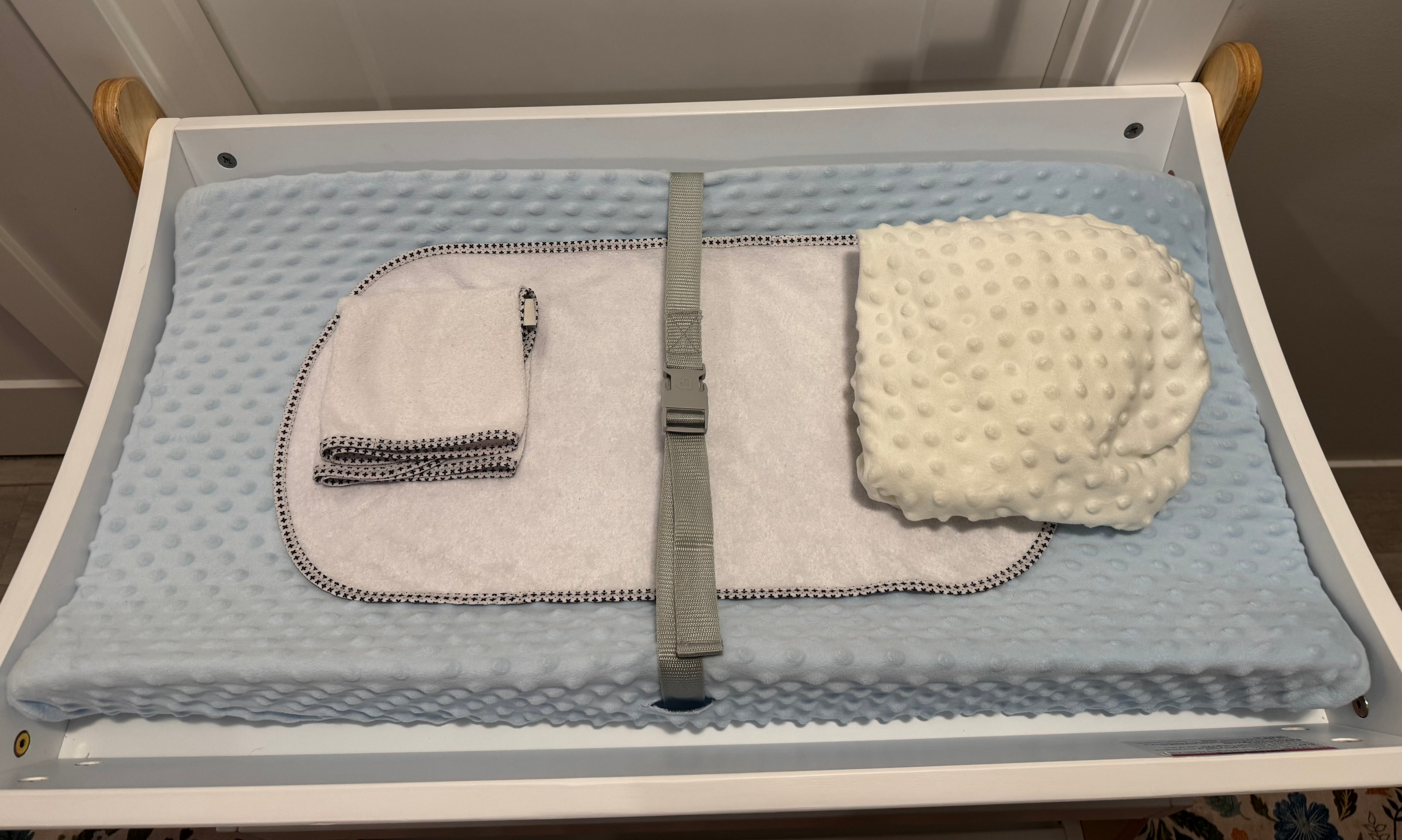 Baby Changing Table by Comfy Cubs - Munchkin Mat w/ covers - photo 5