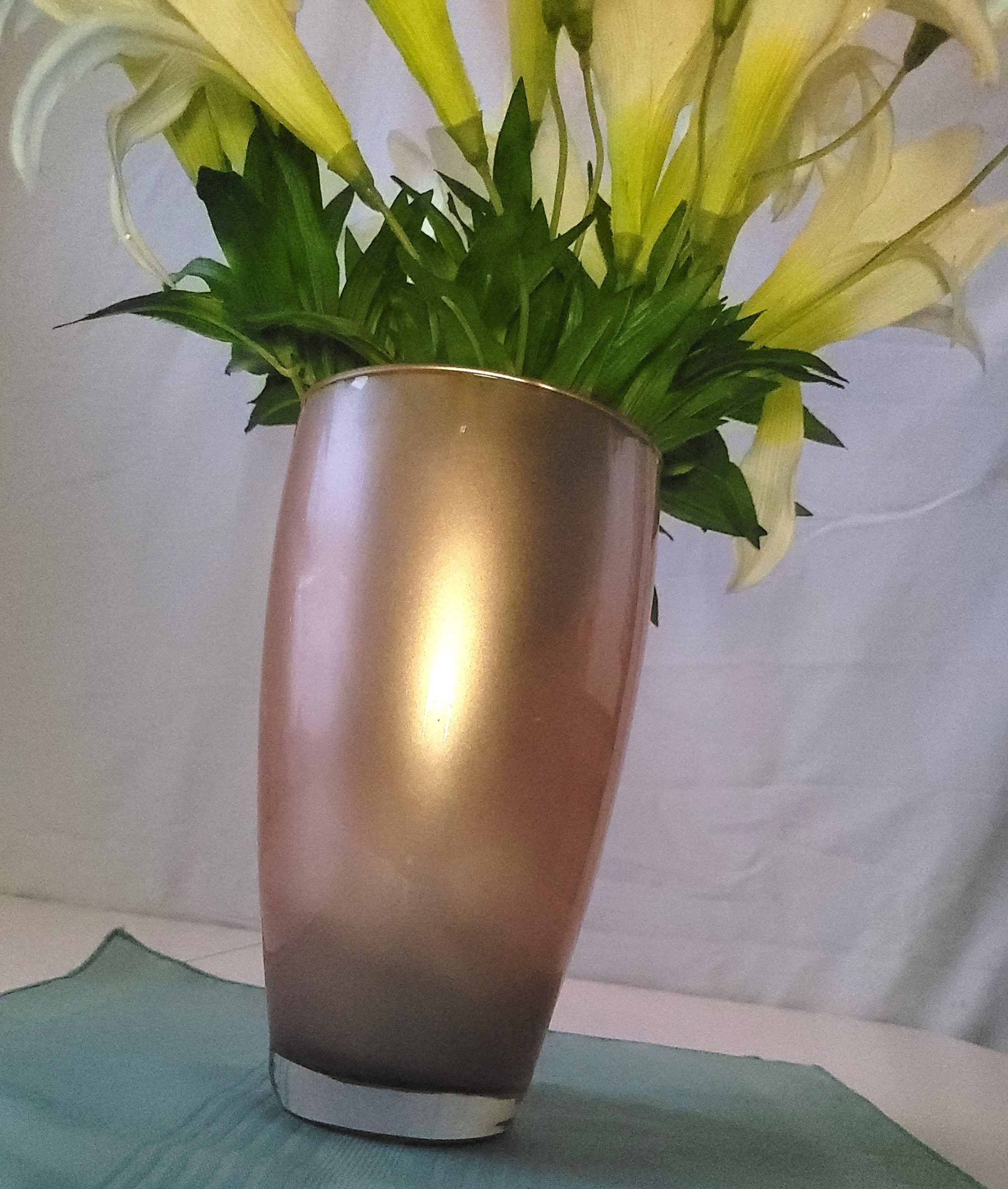 Faux Silk White Easter Lily Arrange. in Metallic Rose Gold Vase - photo 4