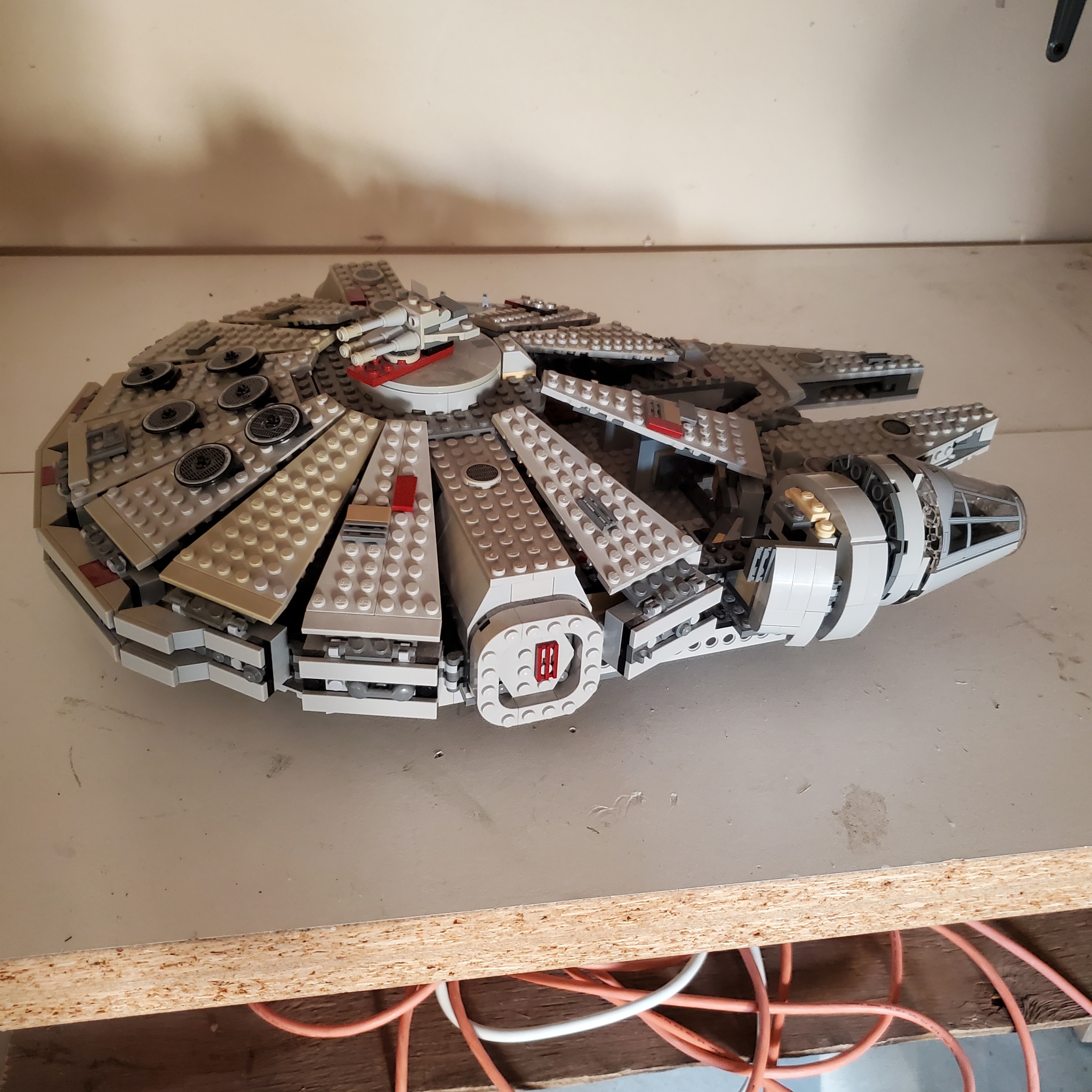 Millenium Falcon Lego (missing pieces and missing mini figures)