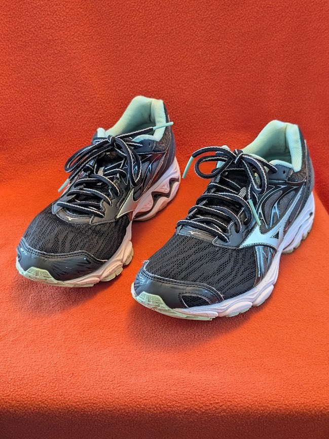 Women's size 8 laced runners