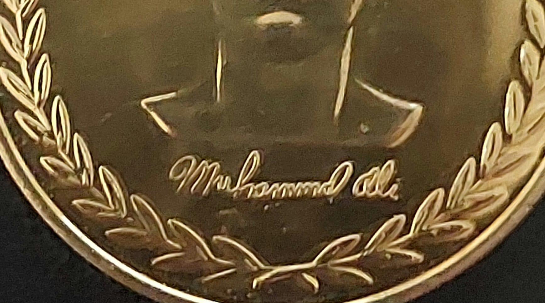 Vintage 1978 Muhammad Ali Commemorative Medallion Pendant - photo 5