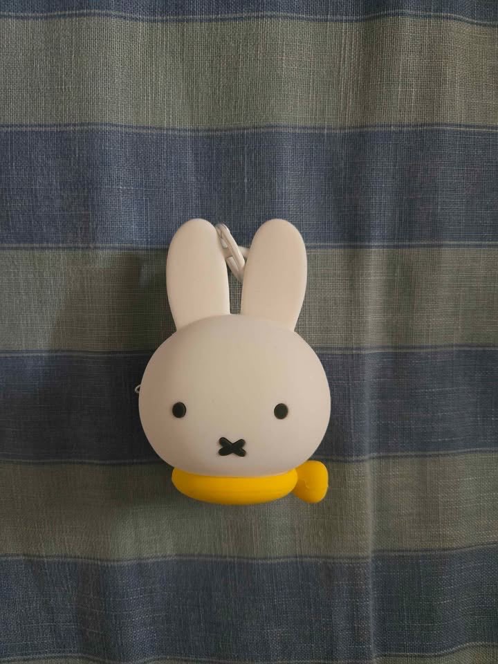 MIFFY SILICONE EARBUDS POUCH KEYCHAIN BLIND BOX YELLOW VERSION