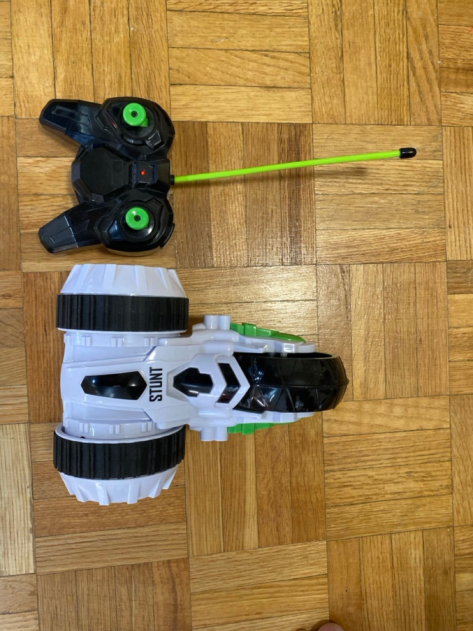 Remote Control Stunt Car – 3-Wheel Jumping & Spinning Toy