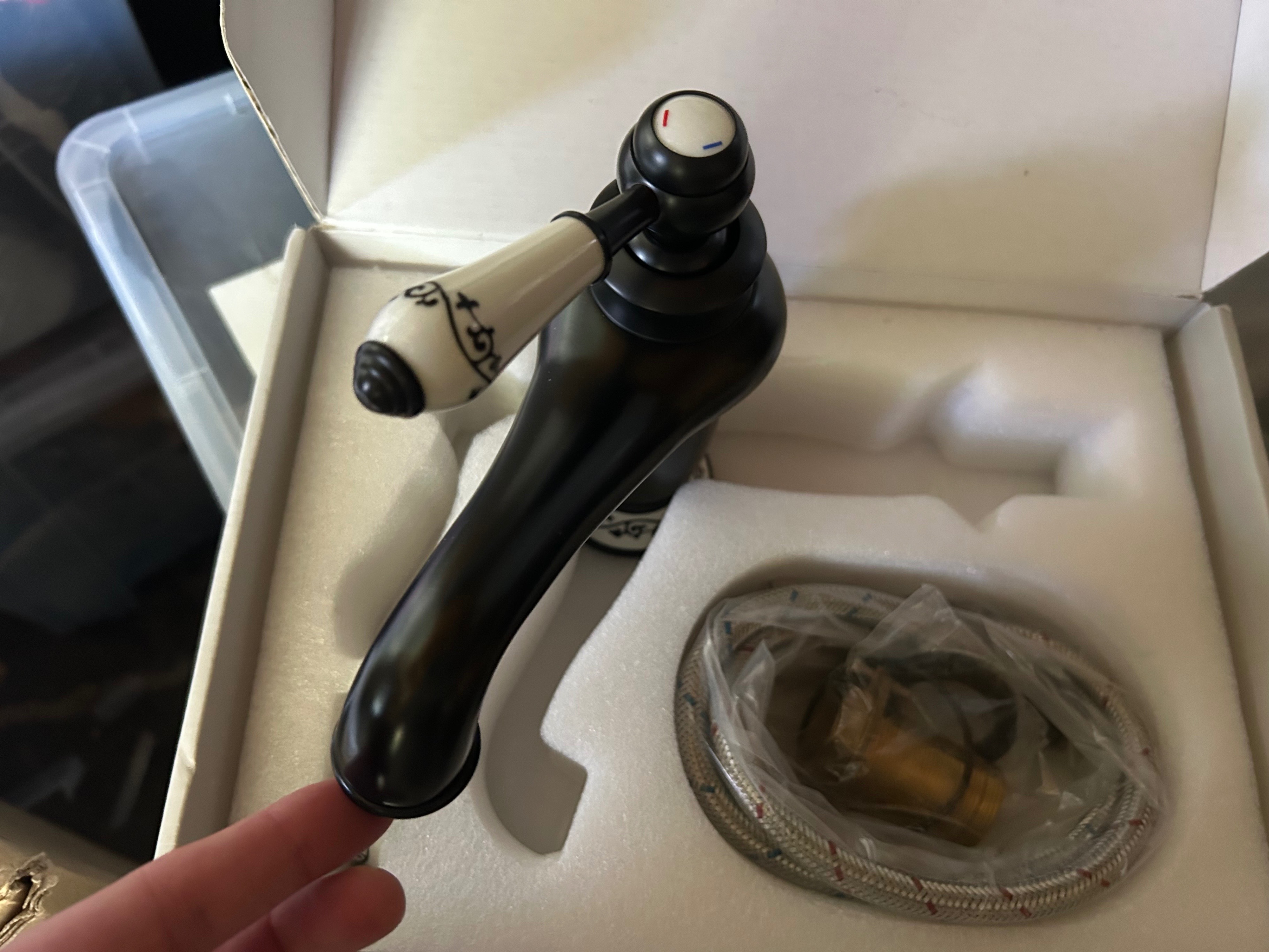 Black/White Metal Bathroom Mixer Tap